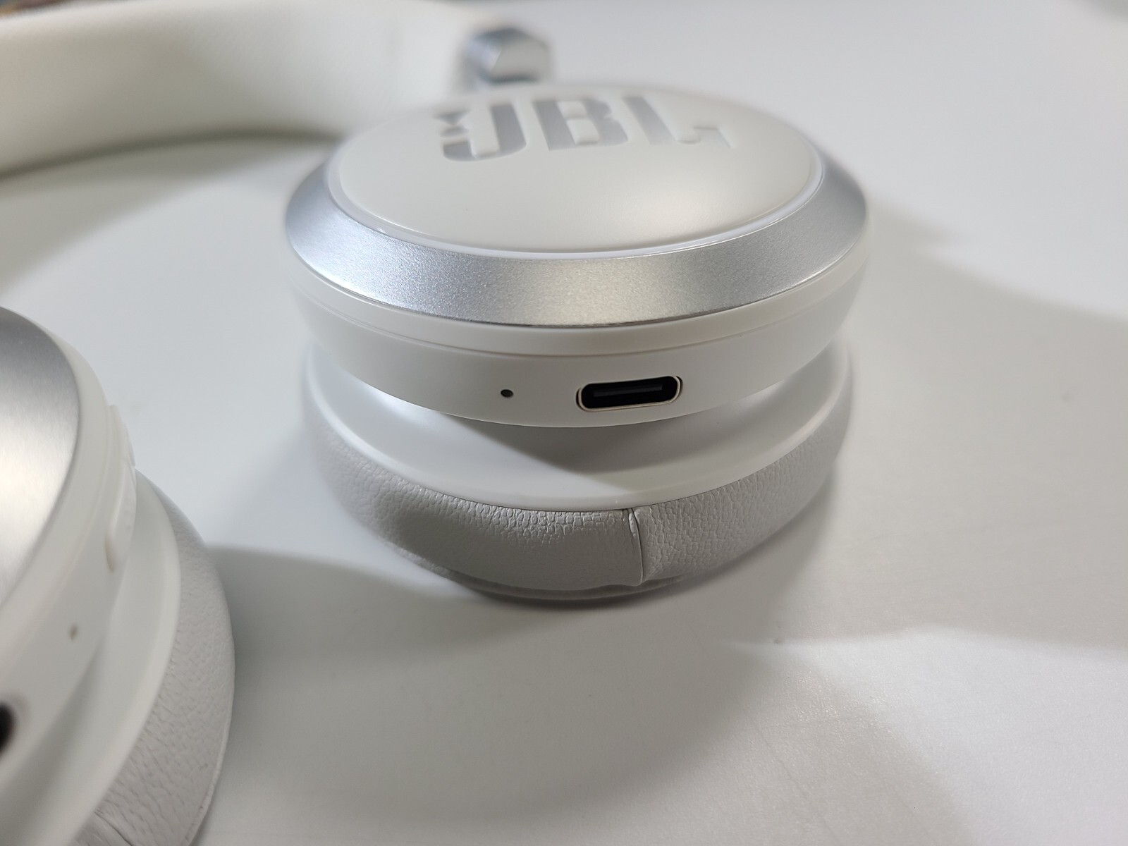 JBL Live 460NC (JBLLIVE460NCWHTAM) Wireless On-Ear Headphones, White