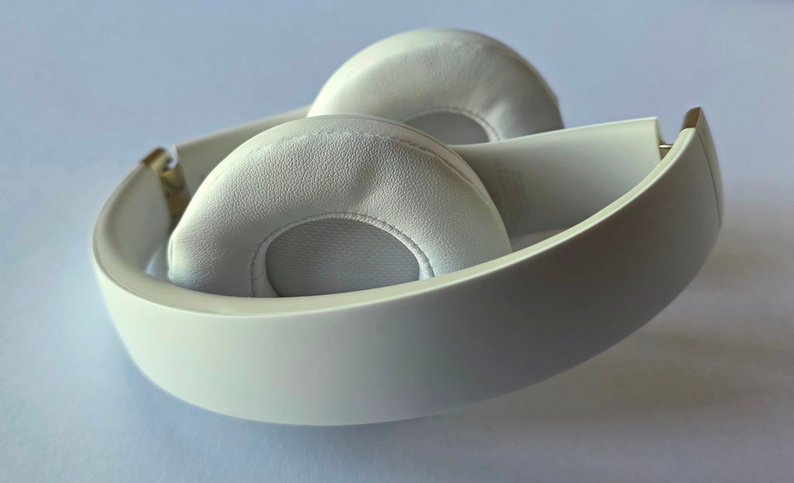Unused OEM White & Gold Beats Solo 4 Wireless Headphones MC2M4LL/A in Bulk Pkg