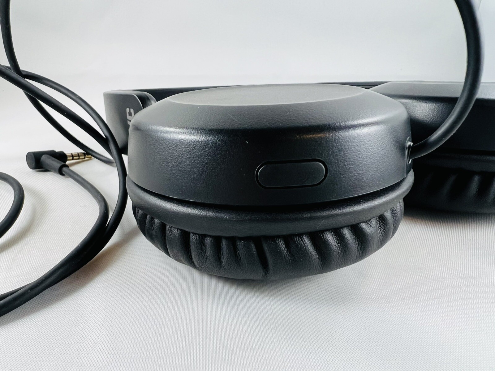 JVC HA-S31M Powerful Sound, Lightweight, Built-in Remote & Microphone, Black