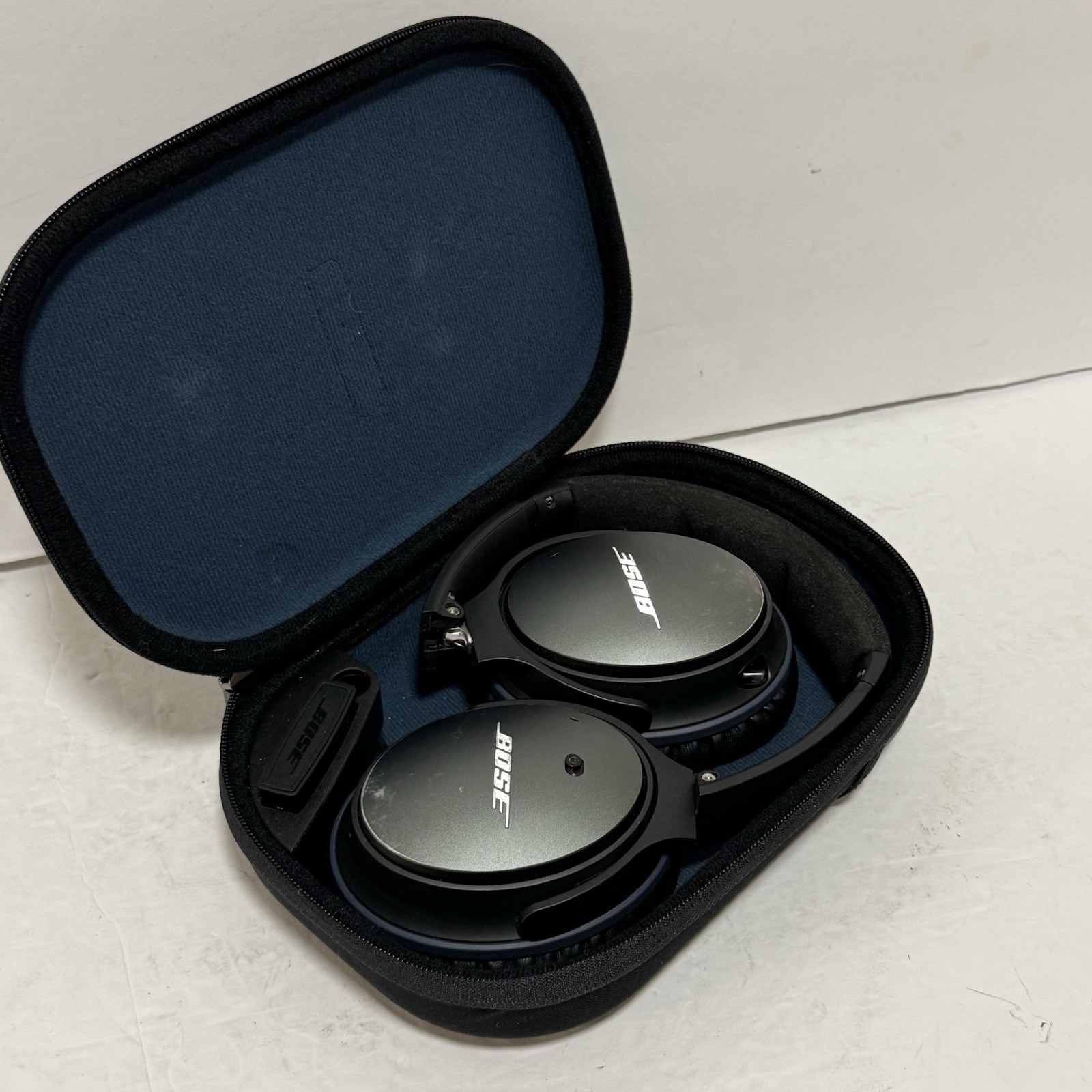 Bose QuietComfort 25 (QC25) Noise Cancelling Headphones with Case and Cables