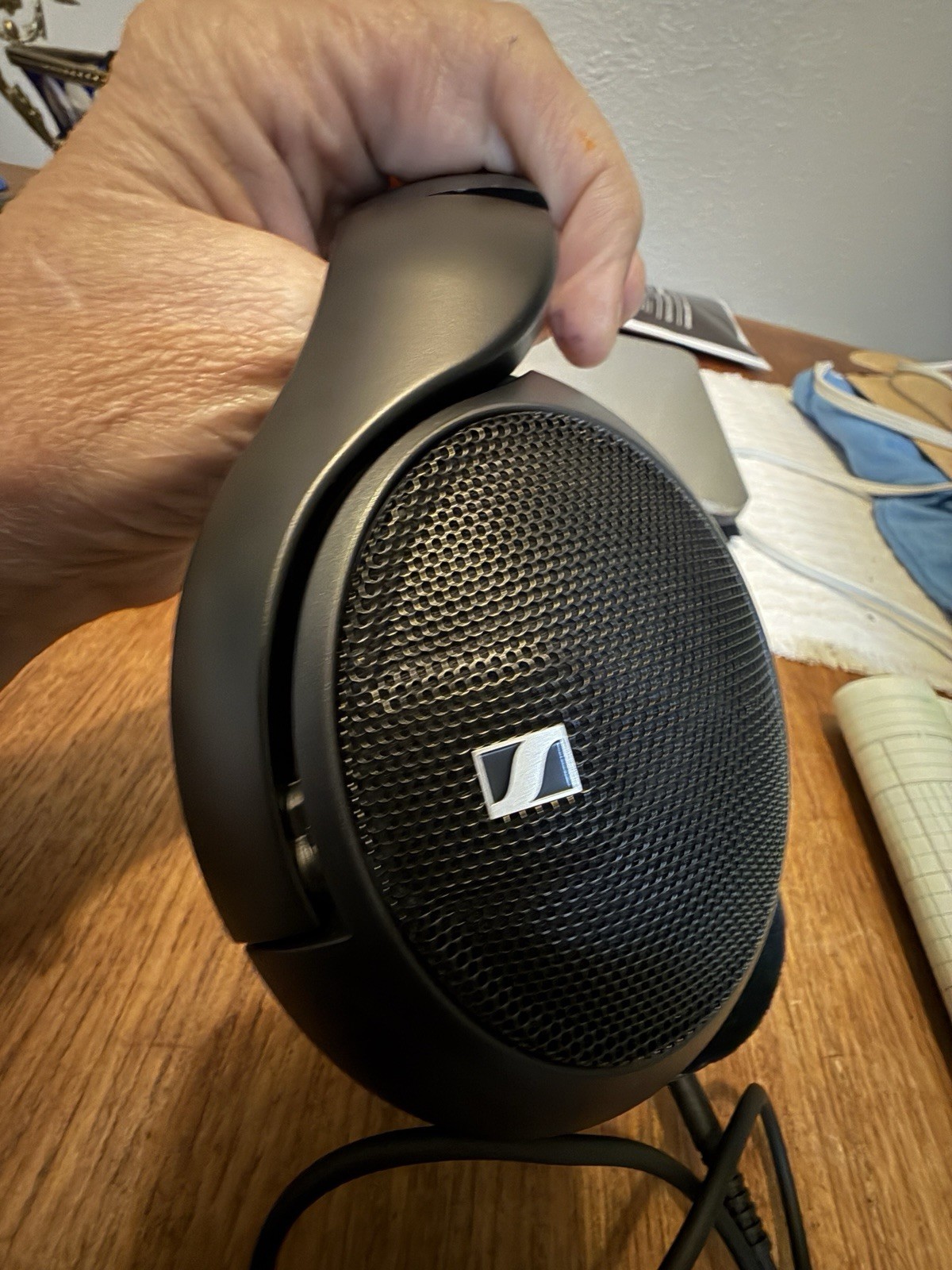 Sennheiser HD 560 S Over-The-Ear Audiophile Headphones. Read Description