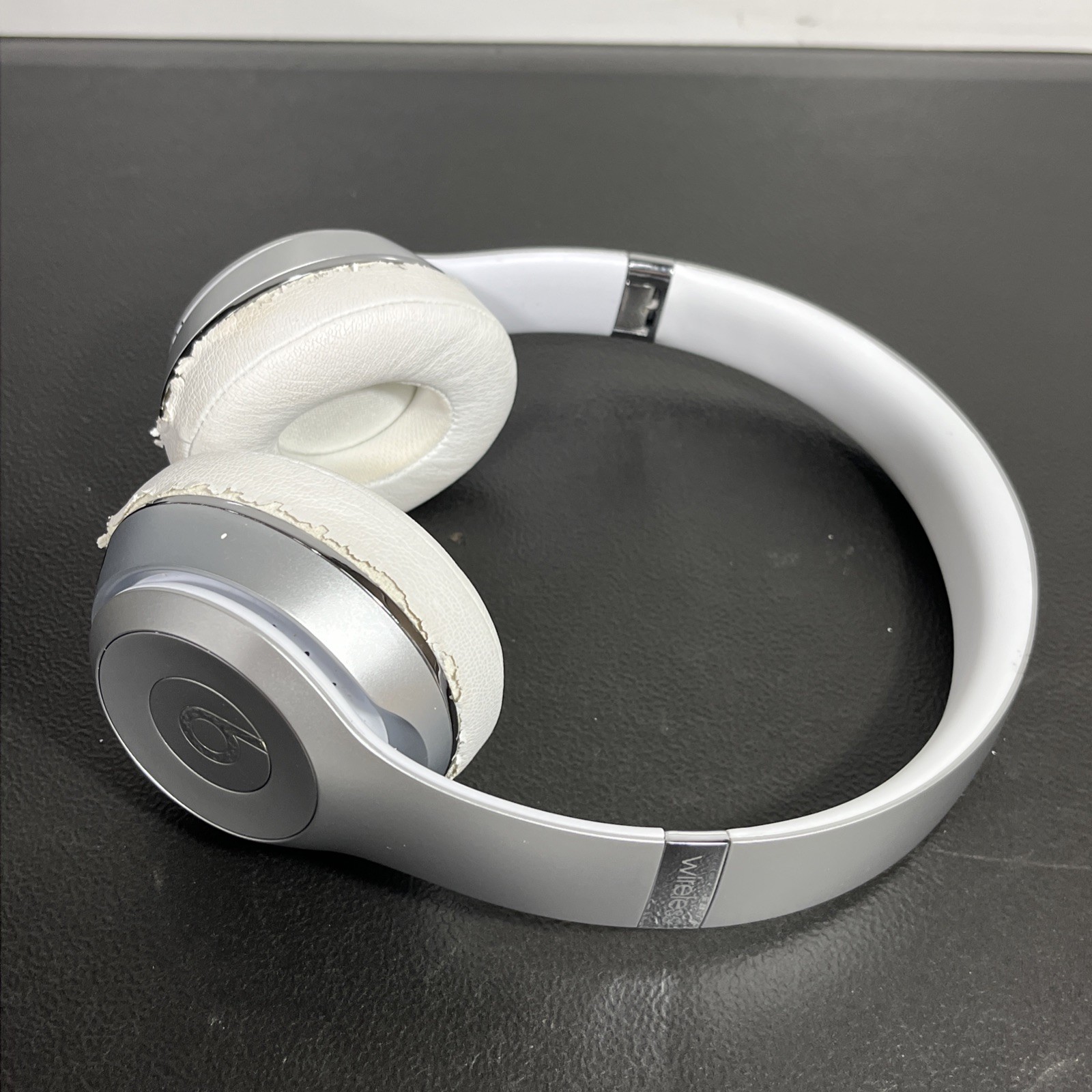 Beats By Dr. Dre Solo3 Wireless Silver A1796 MNEQ2LL/A Used