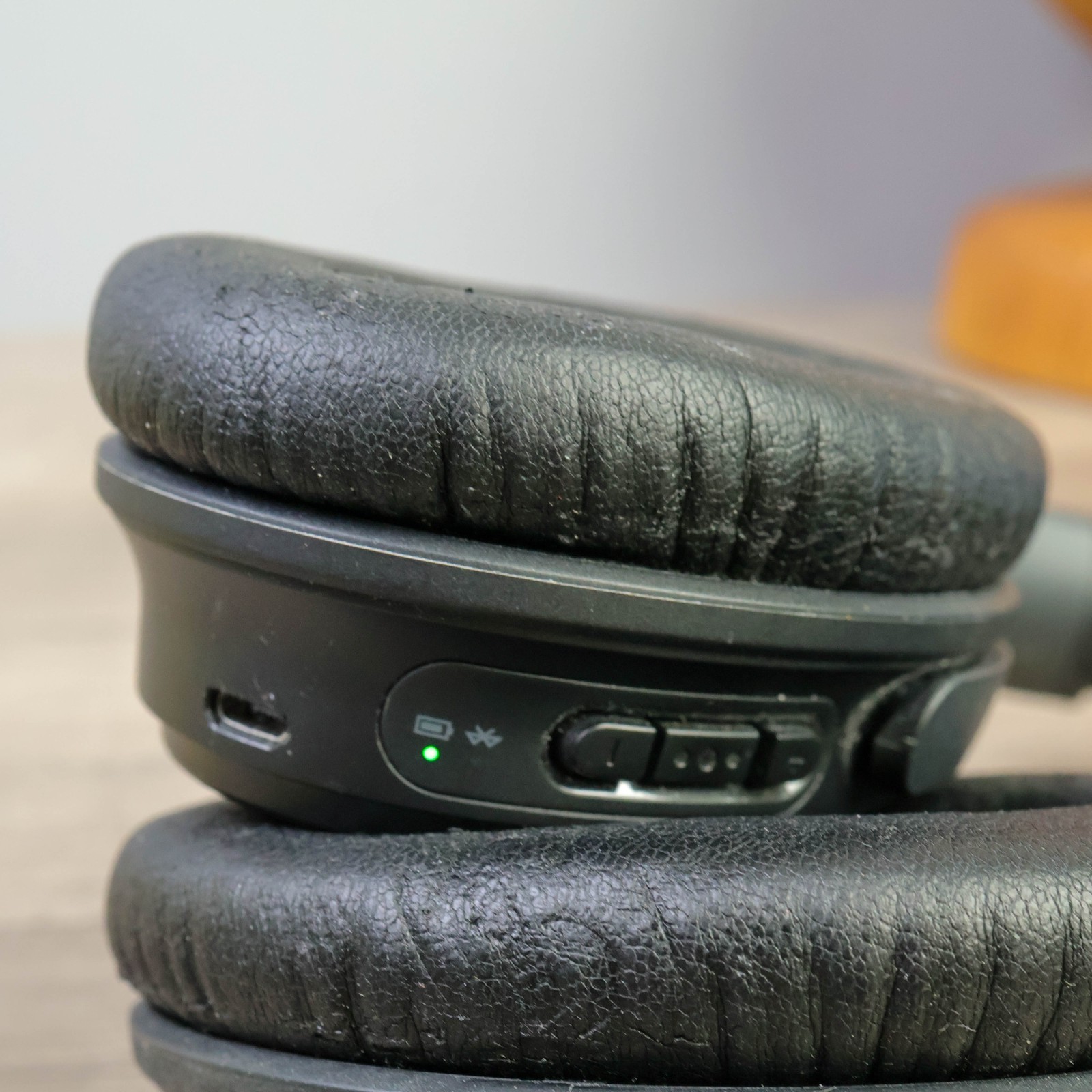 Bose QuietComfort 35 Over the Ear Wireless Headphones – Black – Works Great!