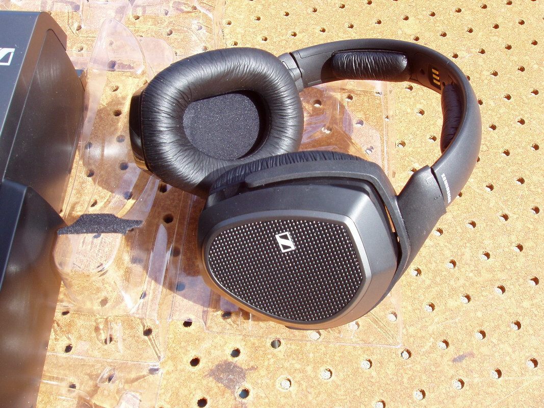 SENNHEISER MODEL RS 175 DIGITAL WIRELESS HEADPHONE SET SURROUND EXCELLENT COND