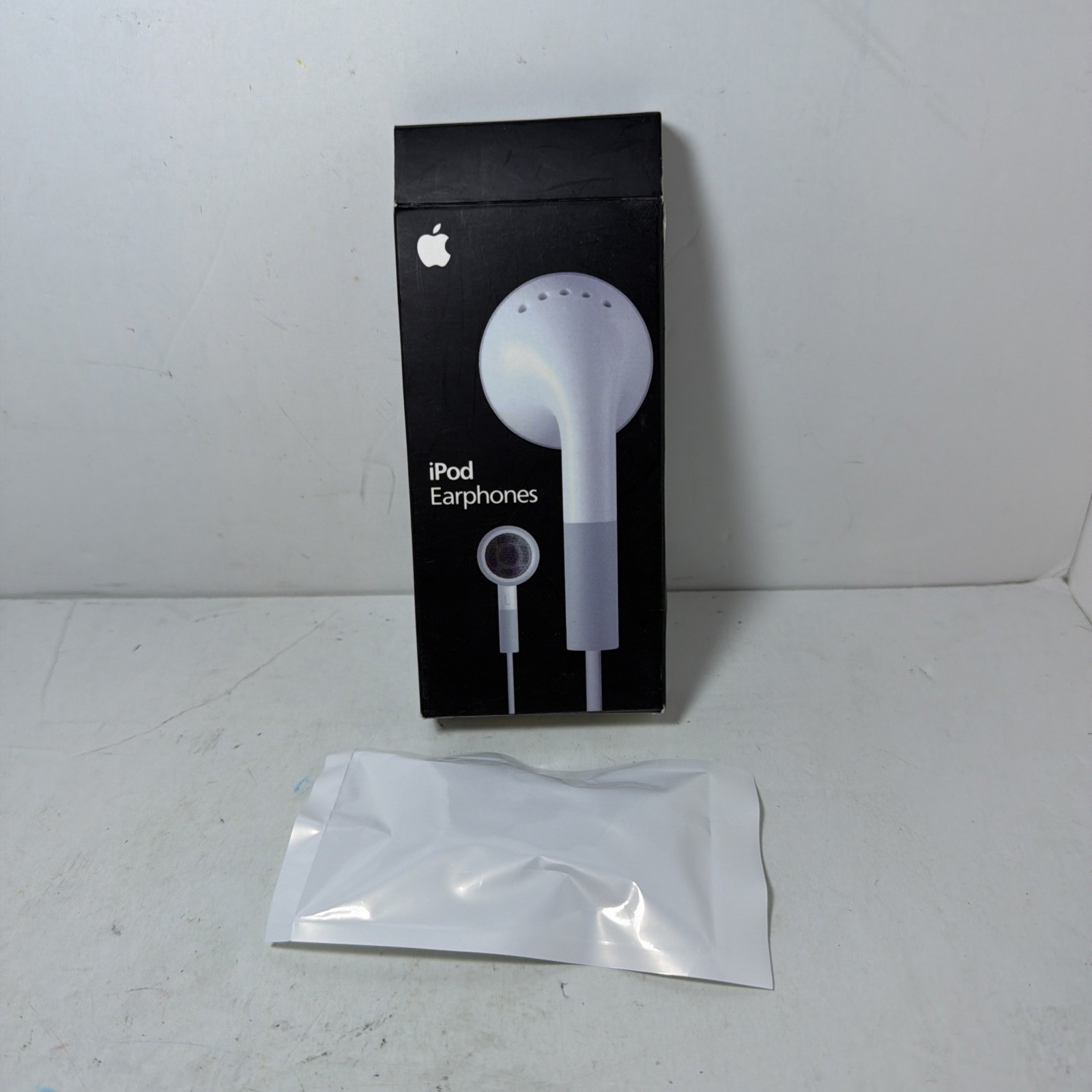Genuine Apple 3.5mm Wired Stereo Earbud Earphones Headphones – White (MA662CH/A)