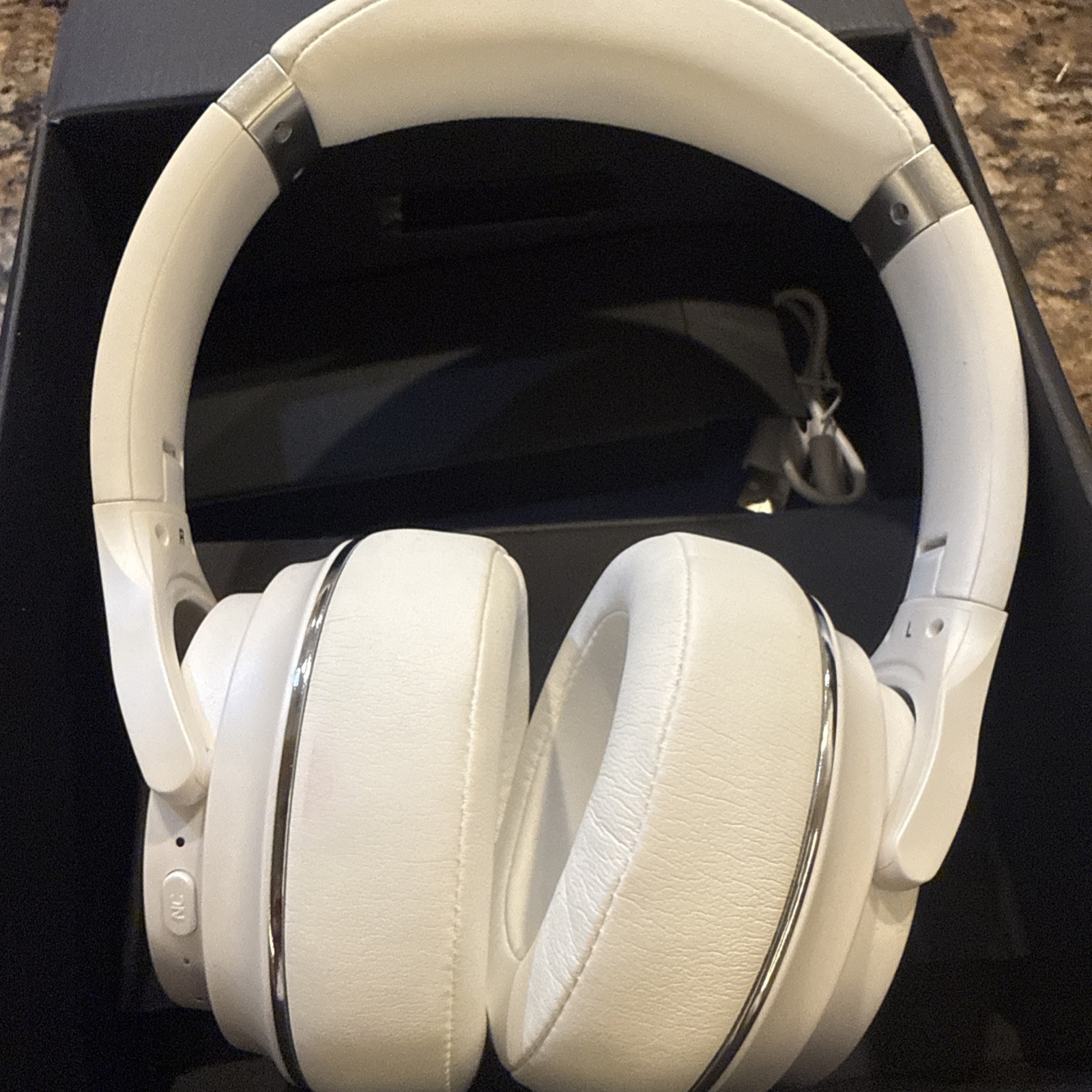 Raycon Everyday Bluetooth Headphones Over The Ear Active Noise Cancelling White