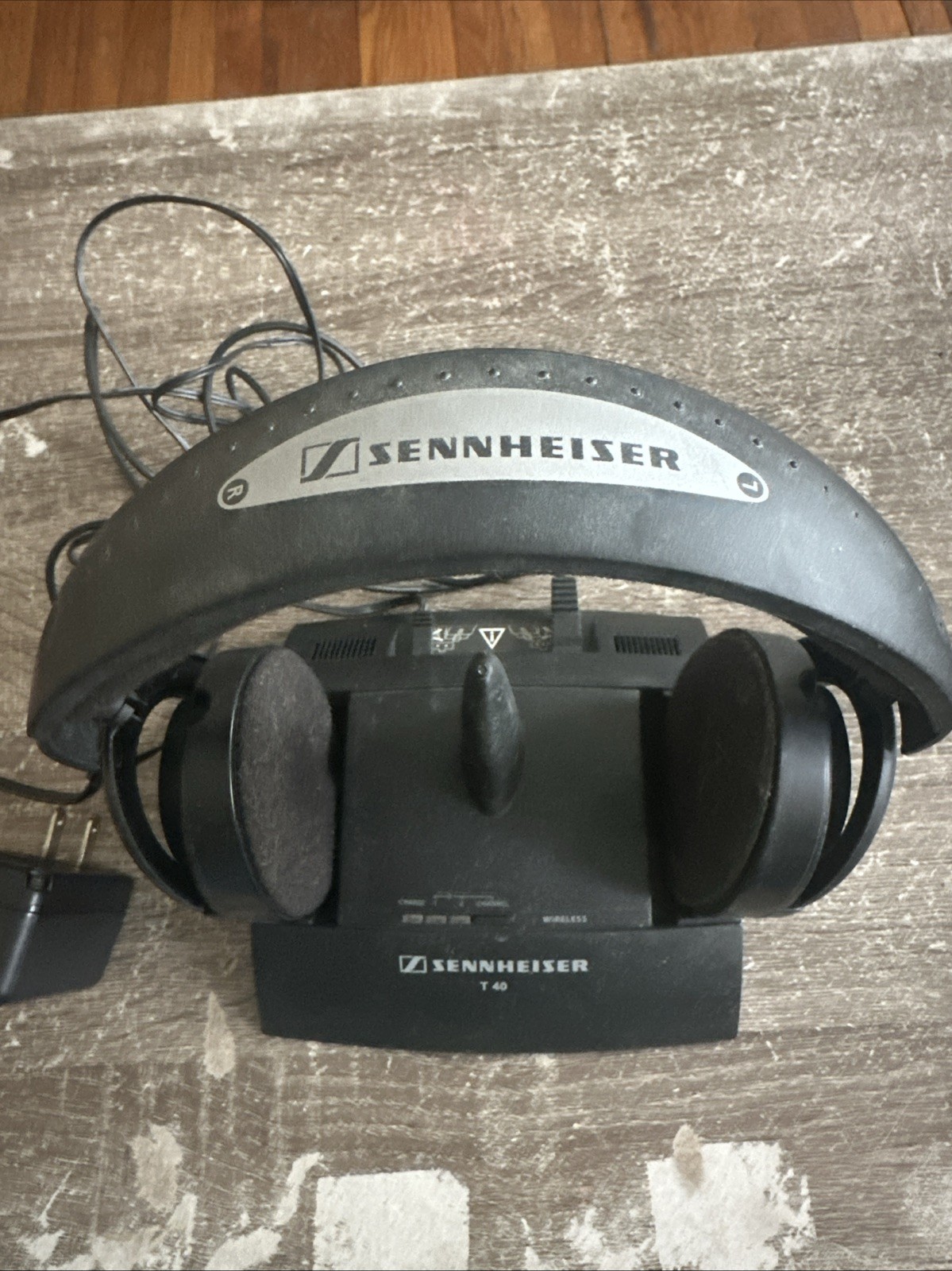 Sennheiser T 40 Charging Stand & HDR 40 Headphones Lot – See Pics / Description