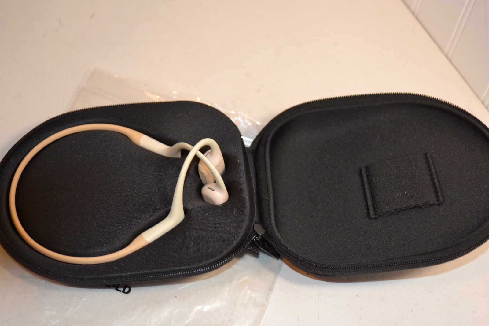 GENUINE Shokz OpenRun Pro (S810)-Beige w/Case NO CHARGING CABLE Powers On; Works