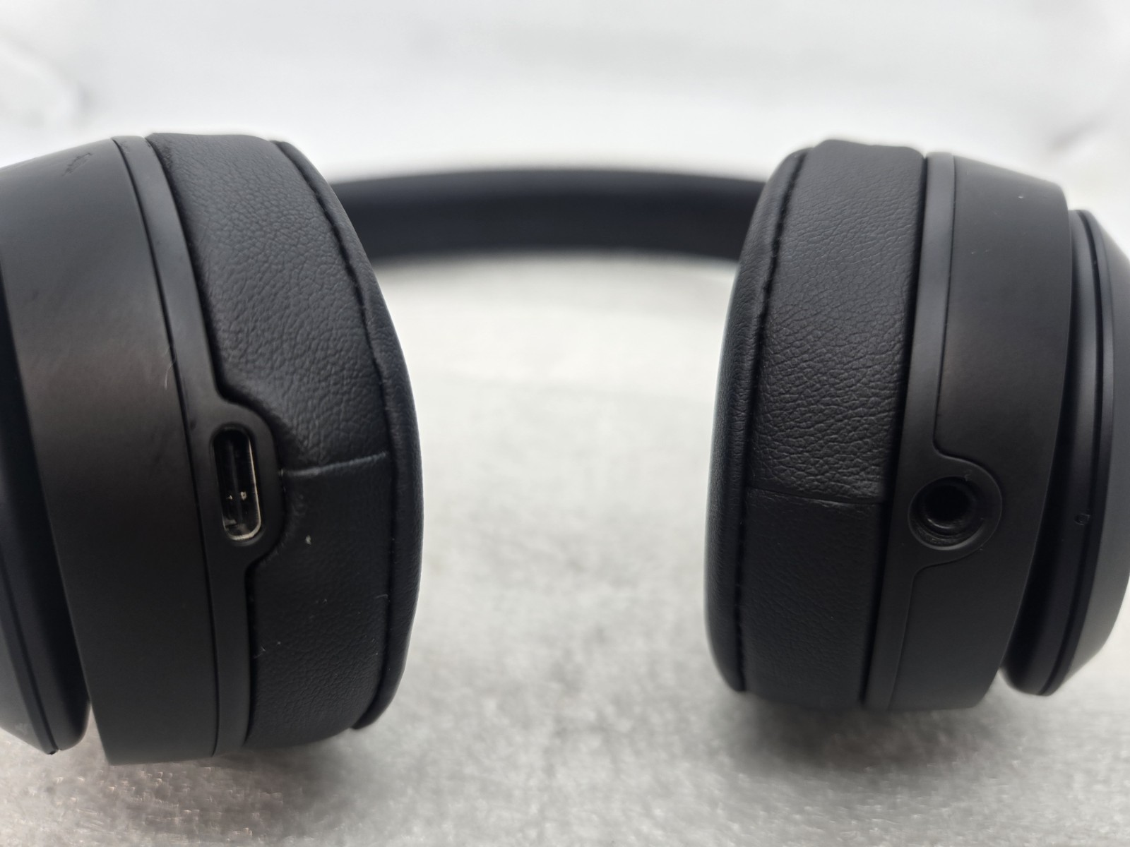 Beats Solo 4 Headphones Black FAST FREE SHIPPING b