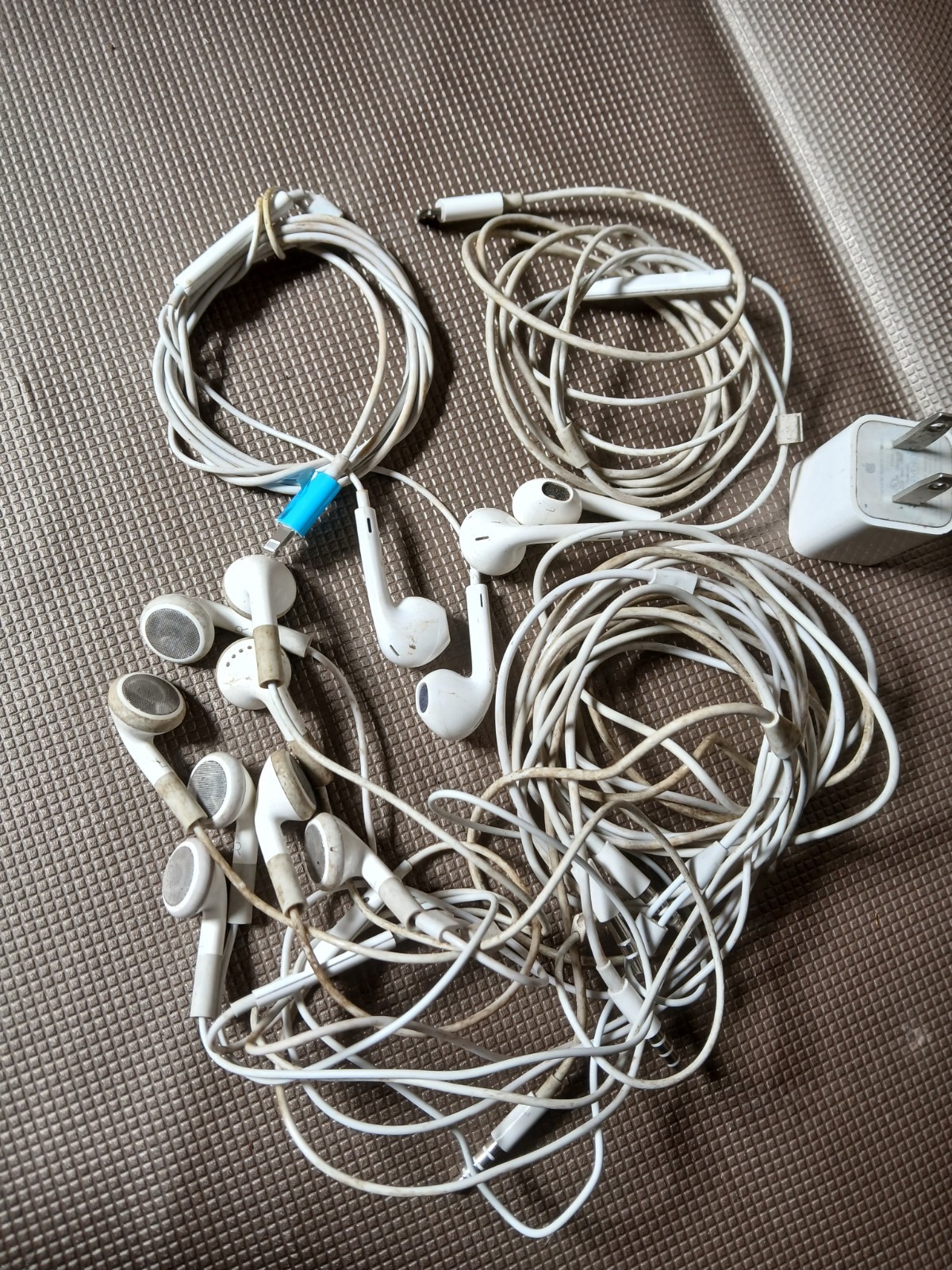 Apple iPad iPod iPhone Wired Earbuds Earpods 3.5mm AUX Headphone Jack Lightning
