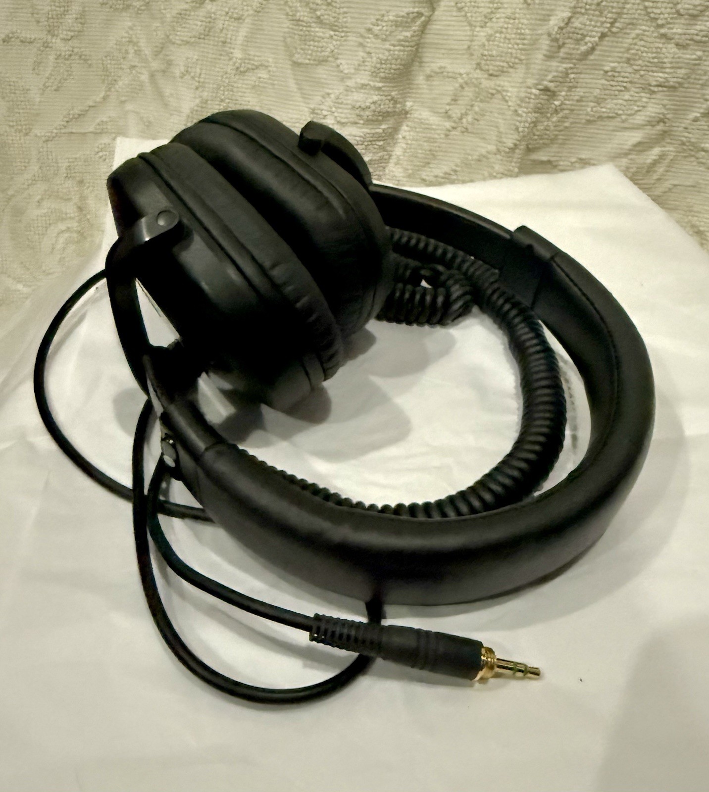 Sony MDR-V6 Over-Ear Studio Monitor Headphones 40mm Coiled 3.5mm Black
