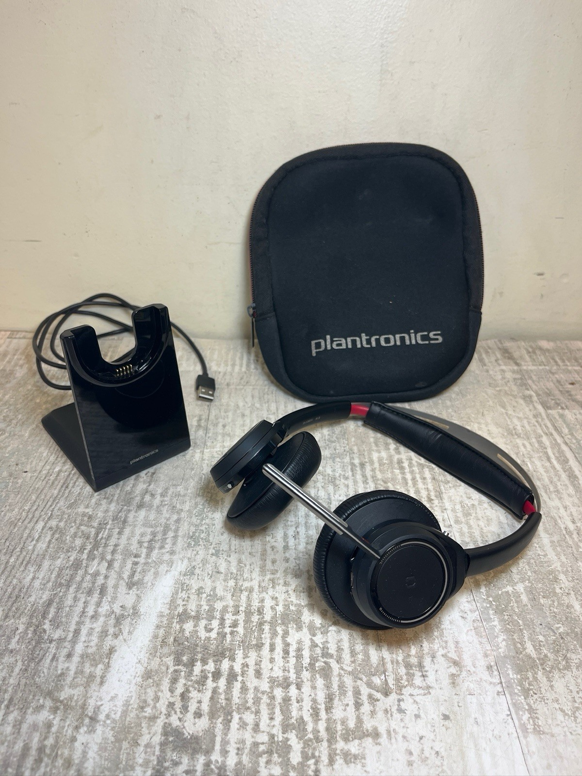 Plantronics Voyager Focus UC B825 Wireless Bluetooth Headset + Stand 203079-01