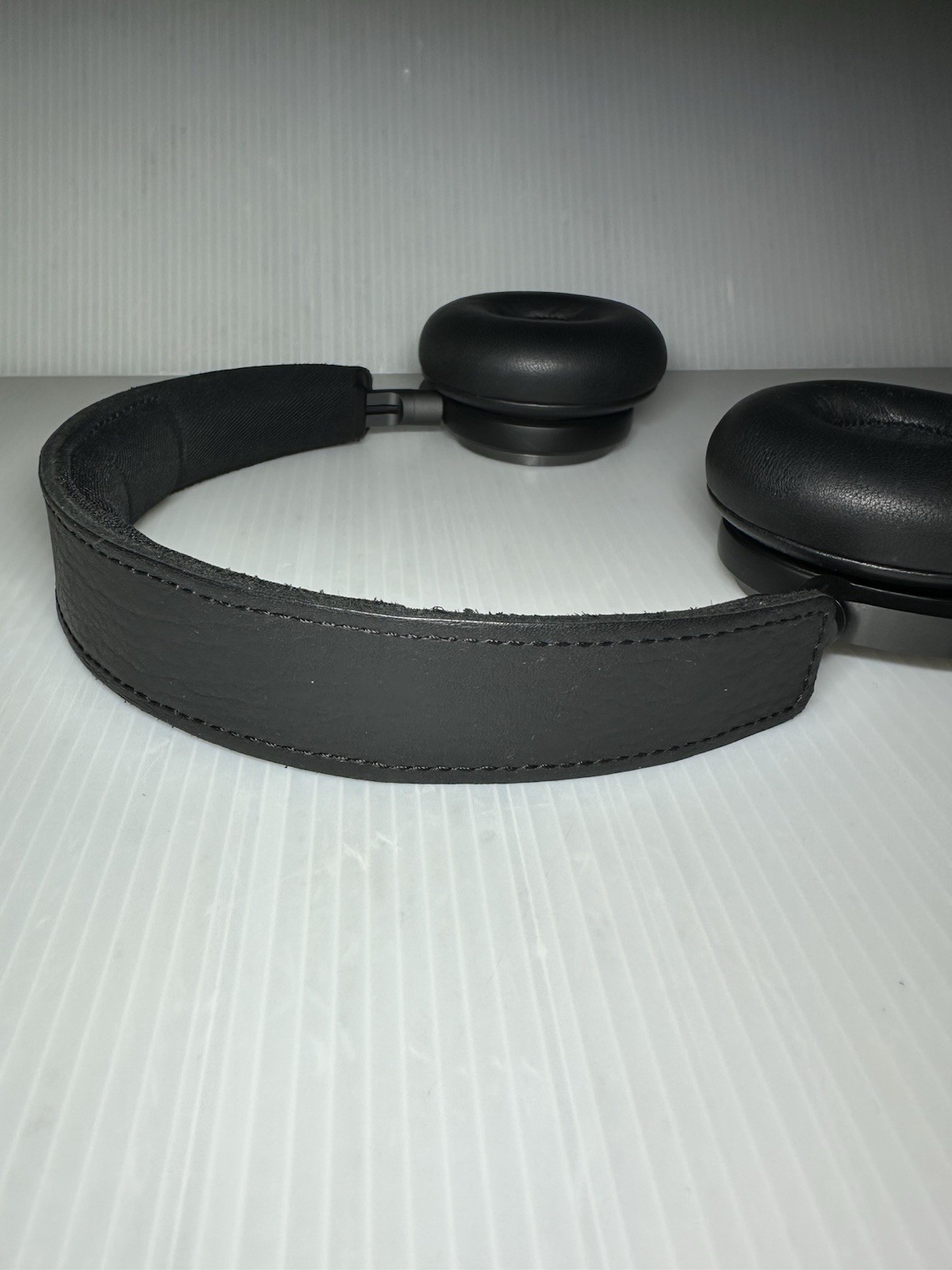 Bang & Olufsen Beoplay H9 Over the Ear Wireless Headphones – Gray/Black Matte