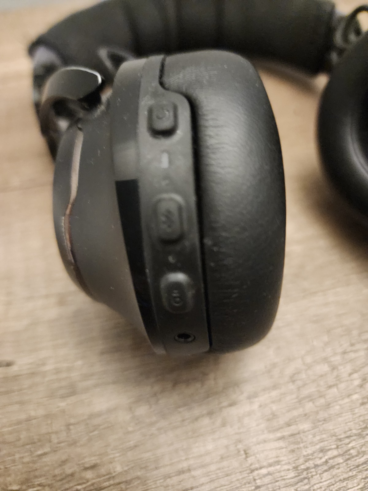 JBL Club 700BT Hi-Res Wireless On-Ear Headphones, produce a Great Sound