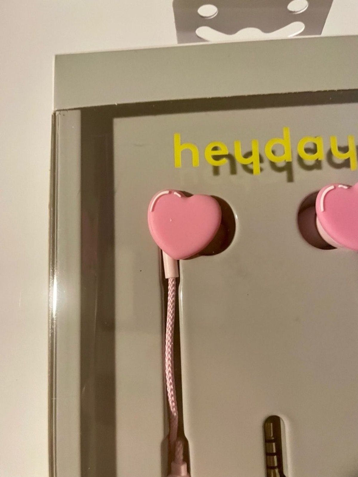 heyday Bright Heart Wired Earbuds New Sealed 3.5 MM Aux Mic Remote Cute Music