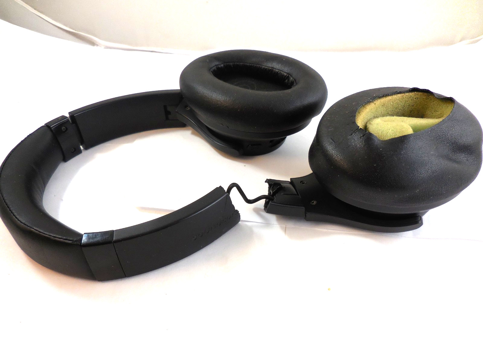 Soundcore By Anker Q20i Hybrid Active Noise Cancelling Headphones- Hinge Broken