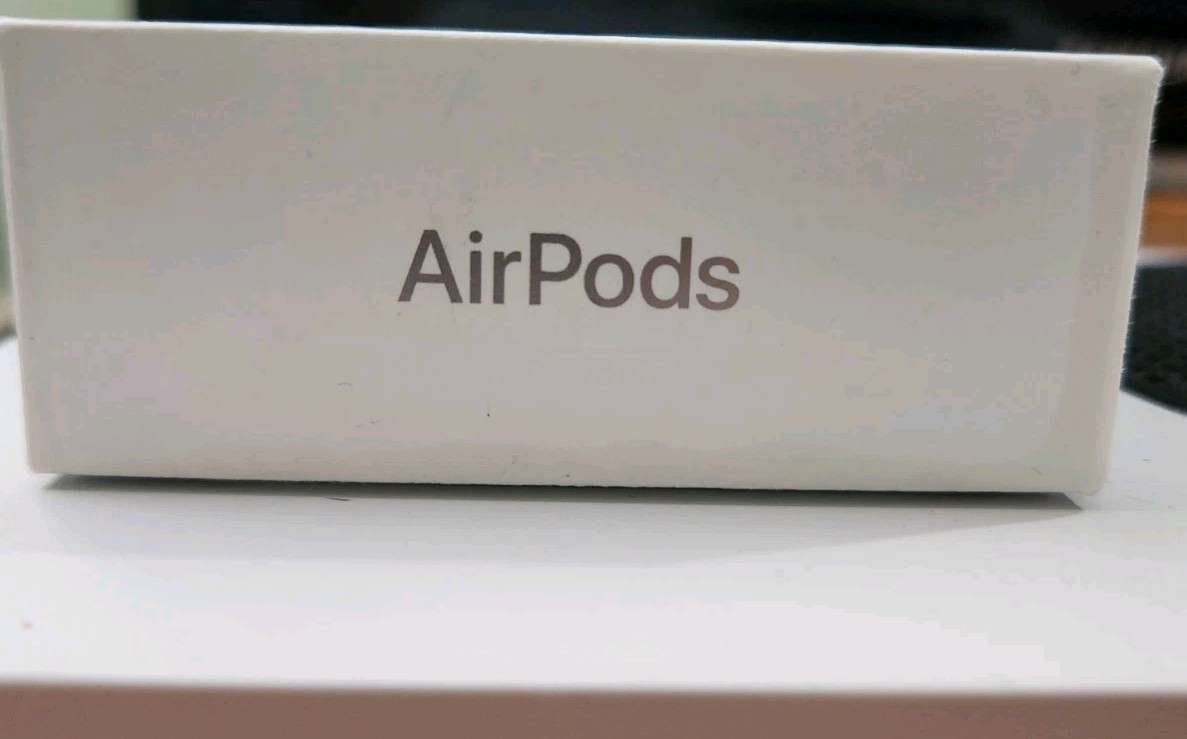 Apple AirPods 4 Wireless w/ Charging Case White (READ DESCRIPTION SEE PICTURES)
