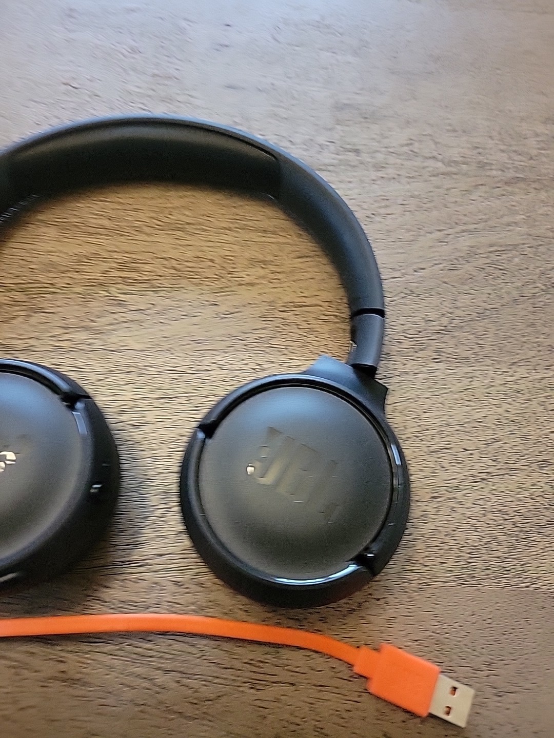 JBL TUNE500BT On-Ear Headphones Black Headband Ear-Cup **Charger INCLUDED
