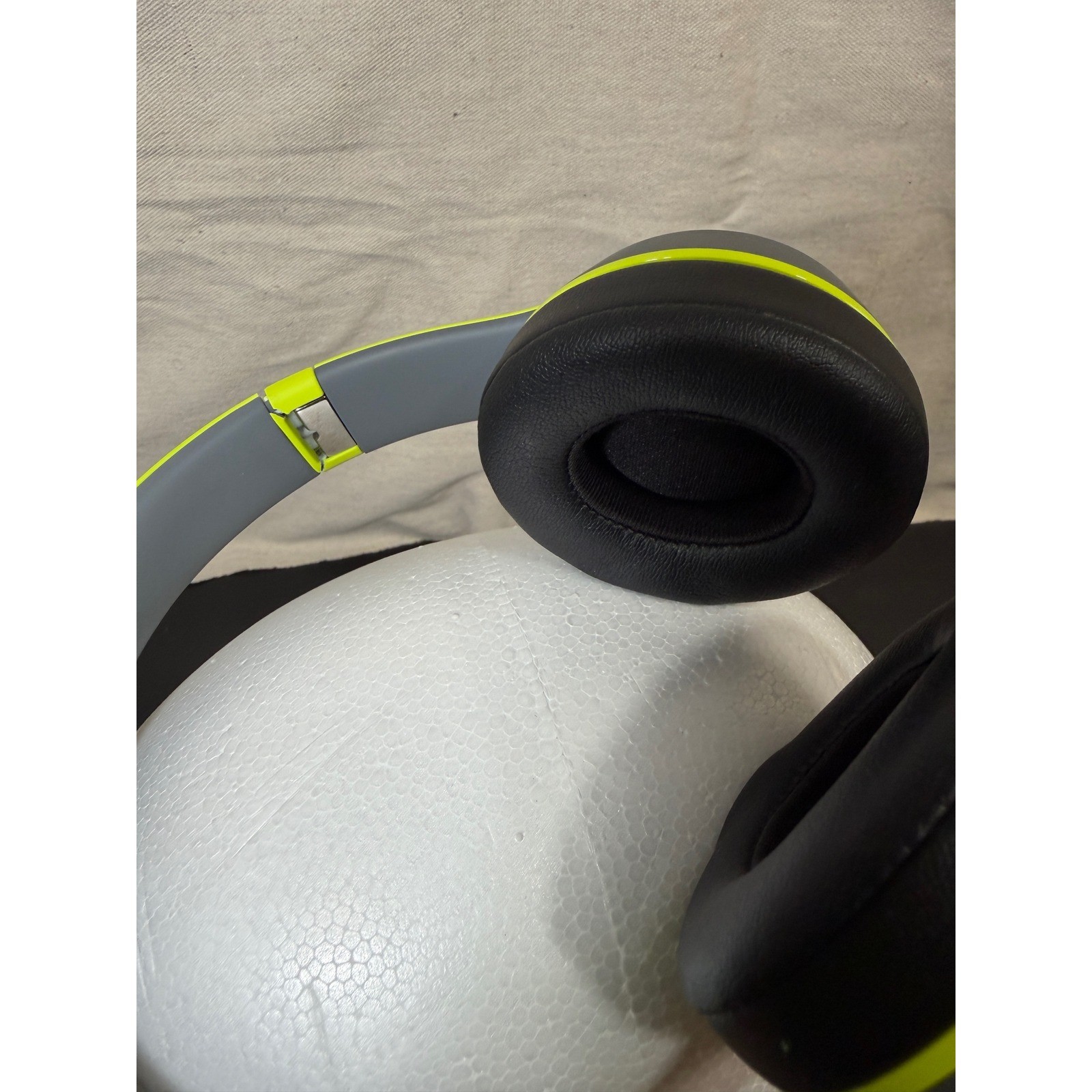 Beats Solo 2 Wireless Headphones Unisex Adjustable Shock Yellow Bluetooth Audio