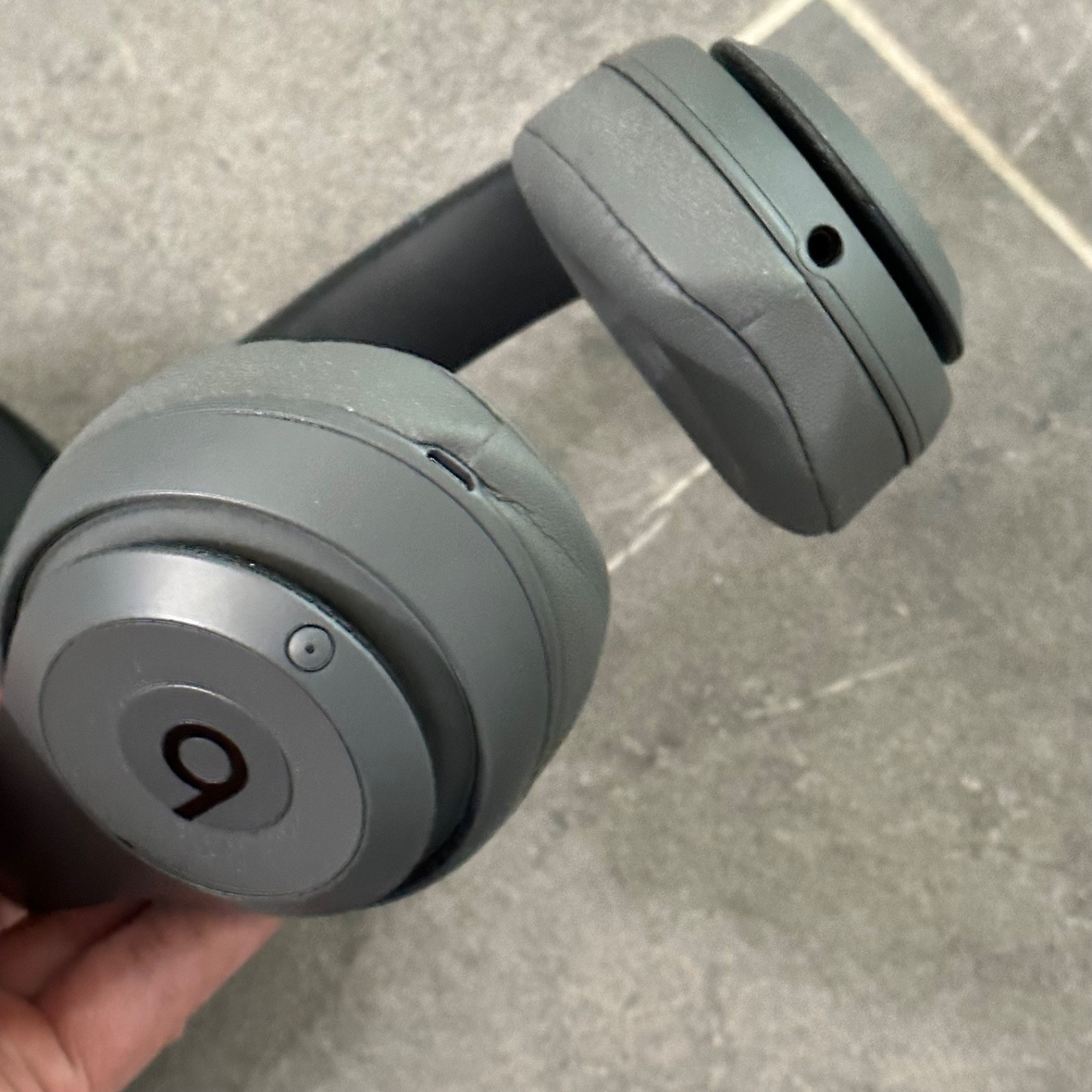 Beats by Dre Solo3 Wireless Headphones Matte Gray Bluetooth – Case