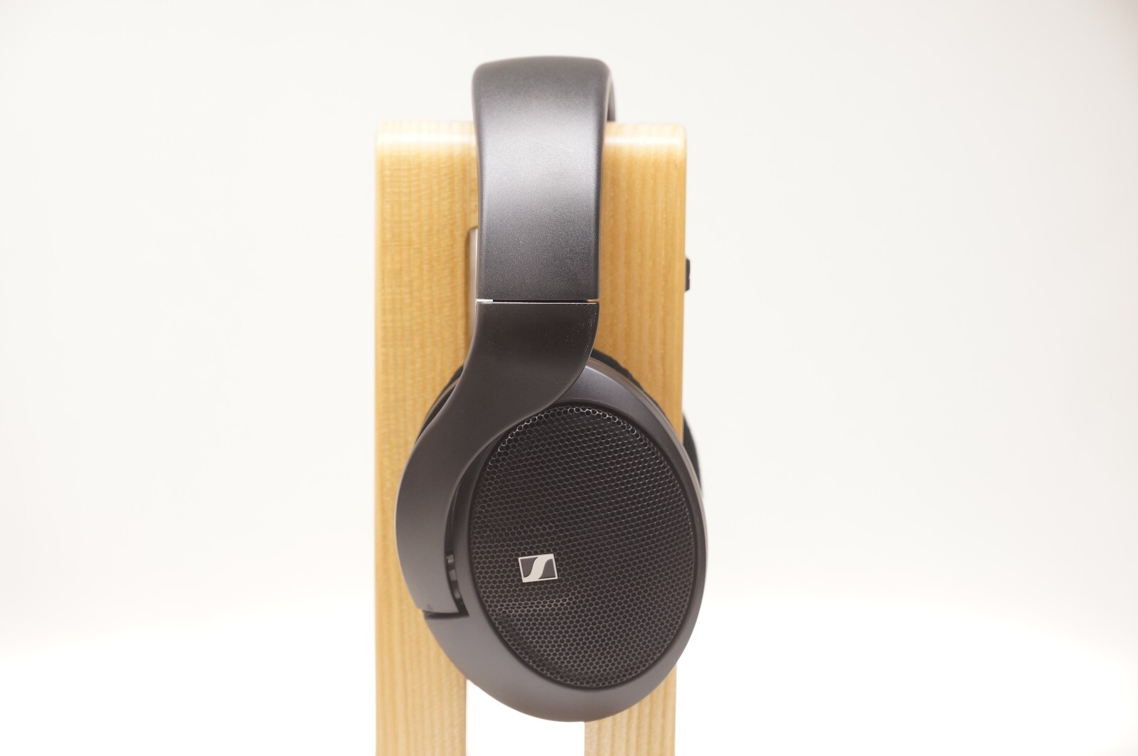 Sennheiser HD560 S Over-The-Ear Audiophile Headphones with Box / From Japan