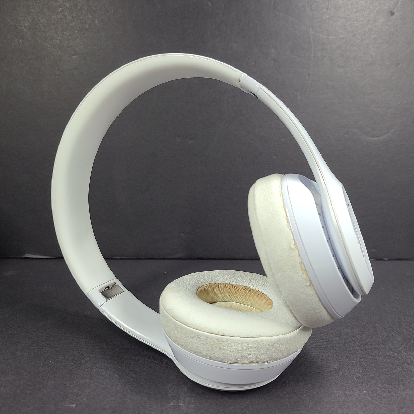 Beats by Dr. Dre Beats Solo3 Wireless On-Ear Headphones – Gloss White A1796