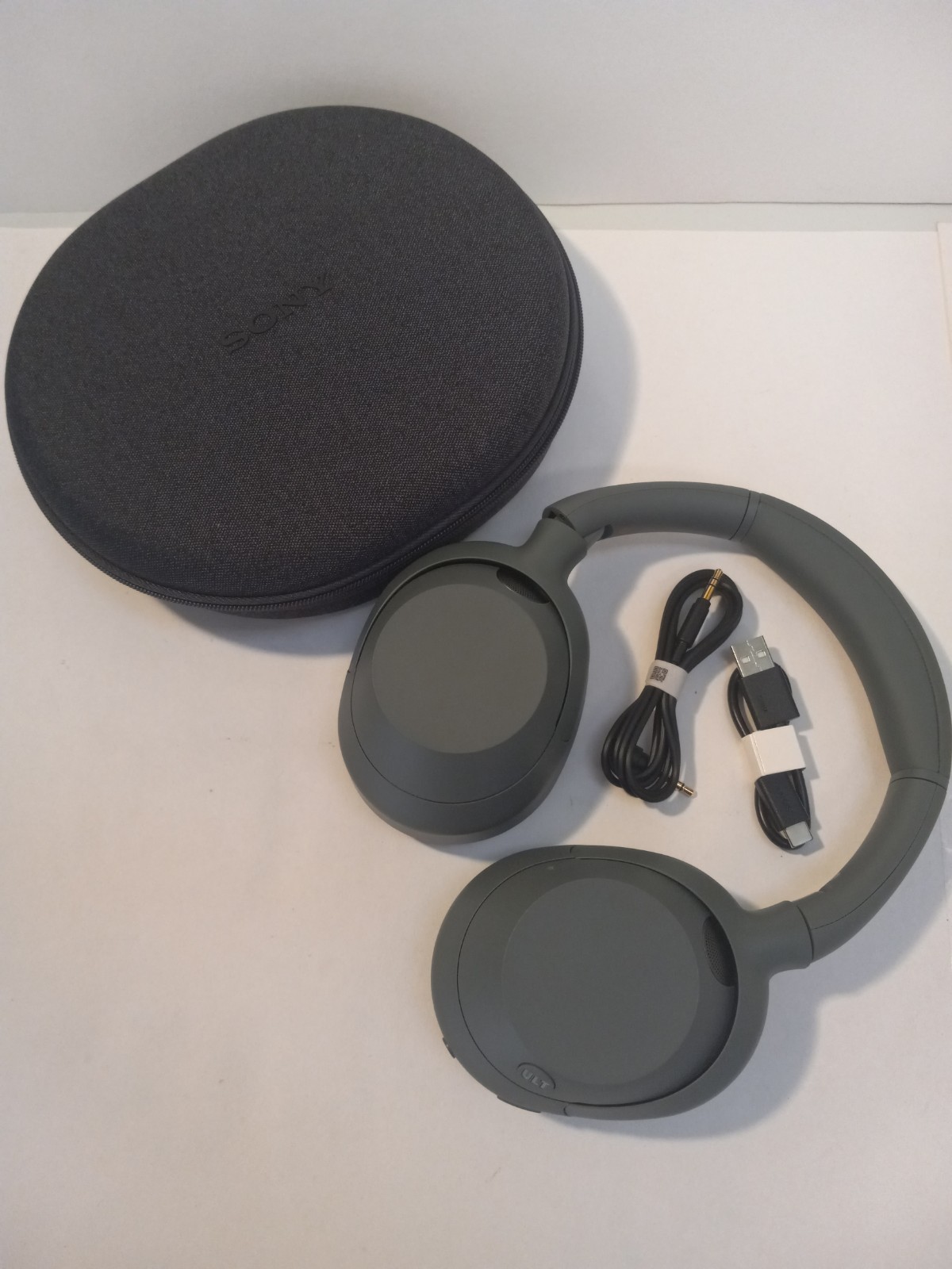 SONY WHULT900N/H Headphones Refurbished with Charging Cord