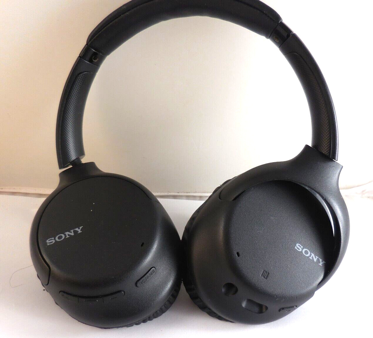 Sony WH-CH710N Wireless Over-Ear Noise Canceling Headphones ( BROKEN HINGE)