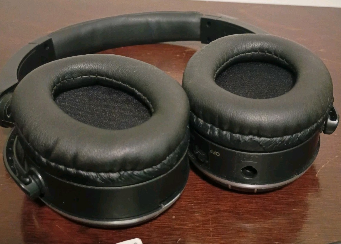 Audio-Technica ATH-ANC27 Noise-Cancelling QuietPoint Headphones