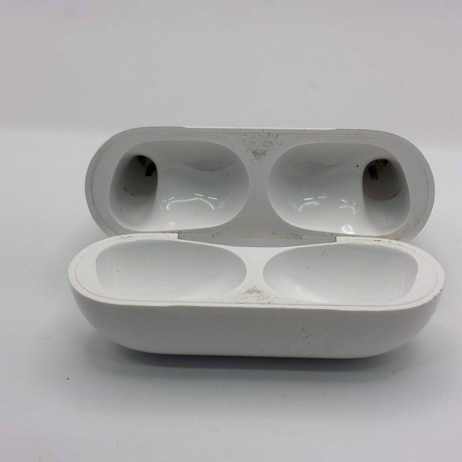 Apple AirPods Wireless Charging Case A2700 2022 White Replacement Only – Used B
