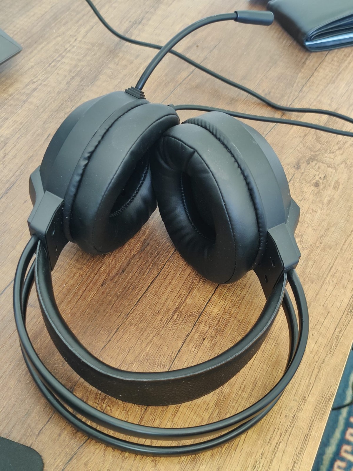 Used Adjustable Over-Ear Headphones – Black