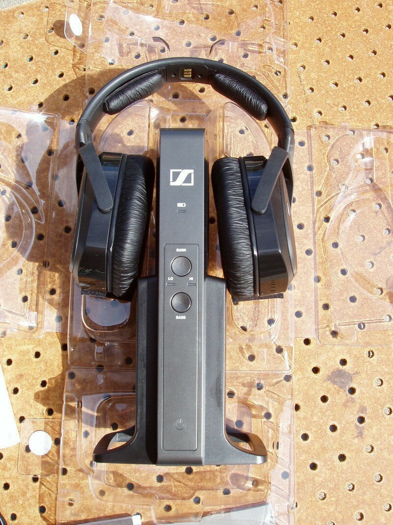SENNHEISER MODEL RS 175 DIGITAL WIRELESS HEADPHONE SET SURROUND EXCELLENT COND