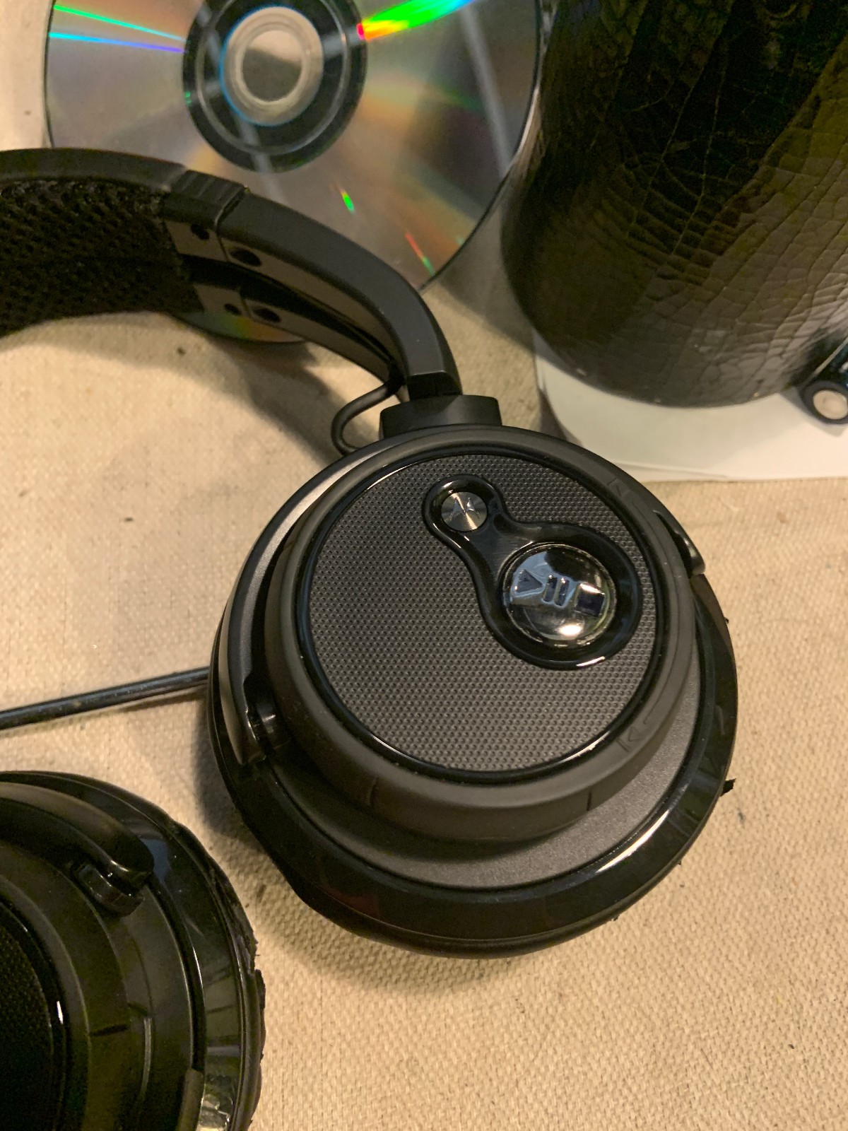 Motorola S805 Headphones w/ Case and Charger – NEED NEW FOAM