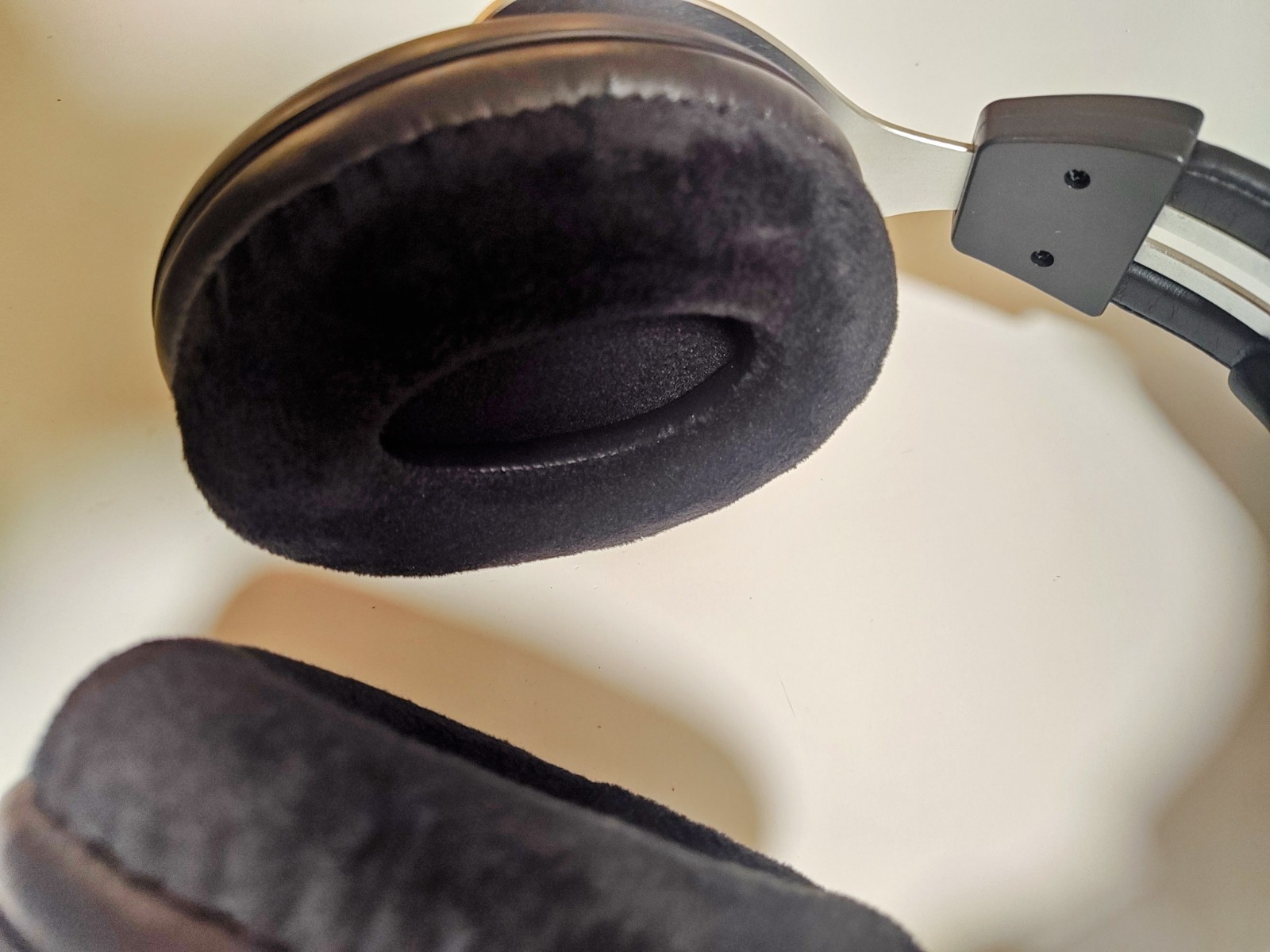 Shure SRH1540 Premium Studio Headphones – Tested Working w/ New Aftermarket Pads