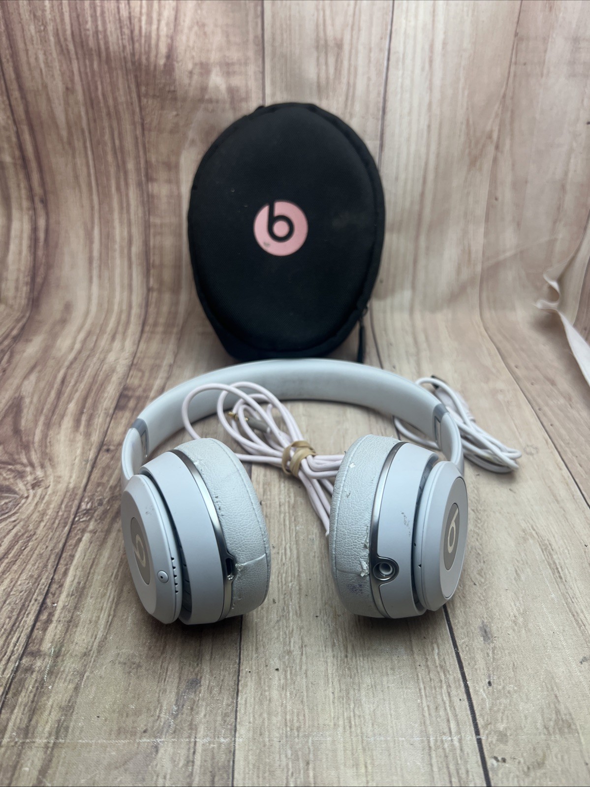 Beats by Dr. Dre Solo3 Wireless Headphones White Silver A1796 With Soft Case