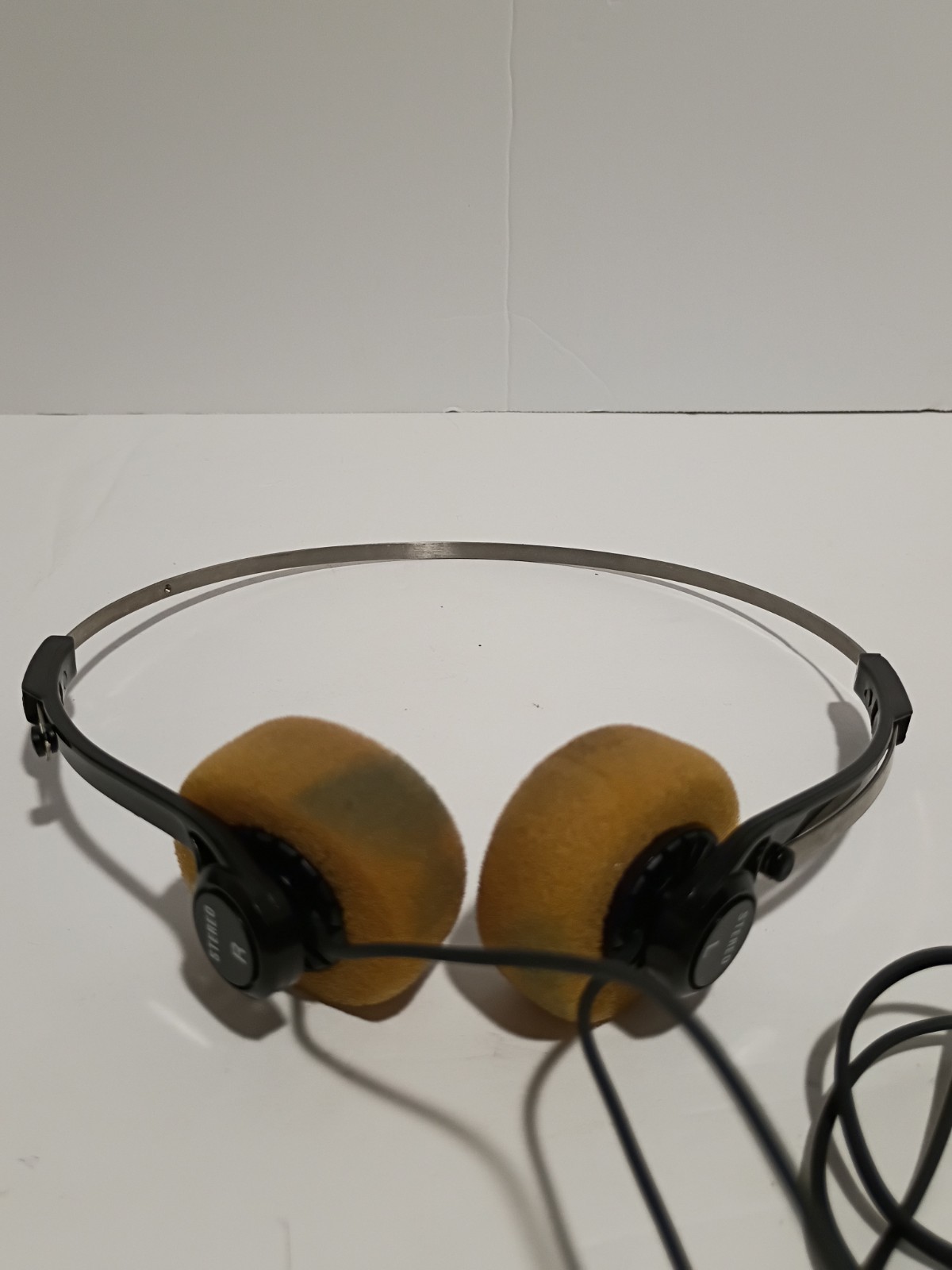 Vintage 1980s Style Lightweight Wired Stereo Headphones Foam Walkman Retro Prop