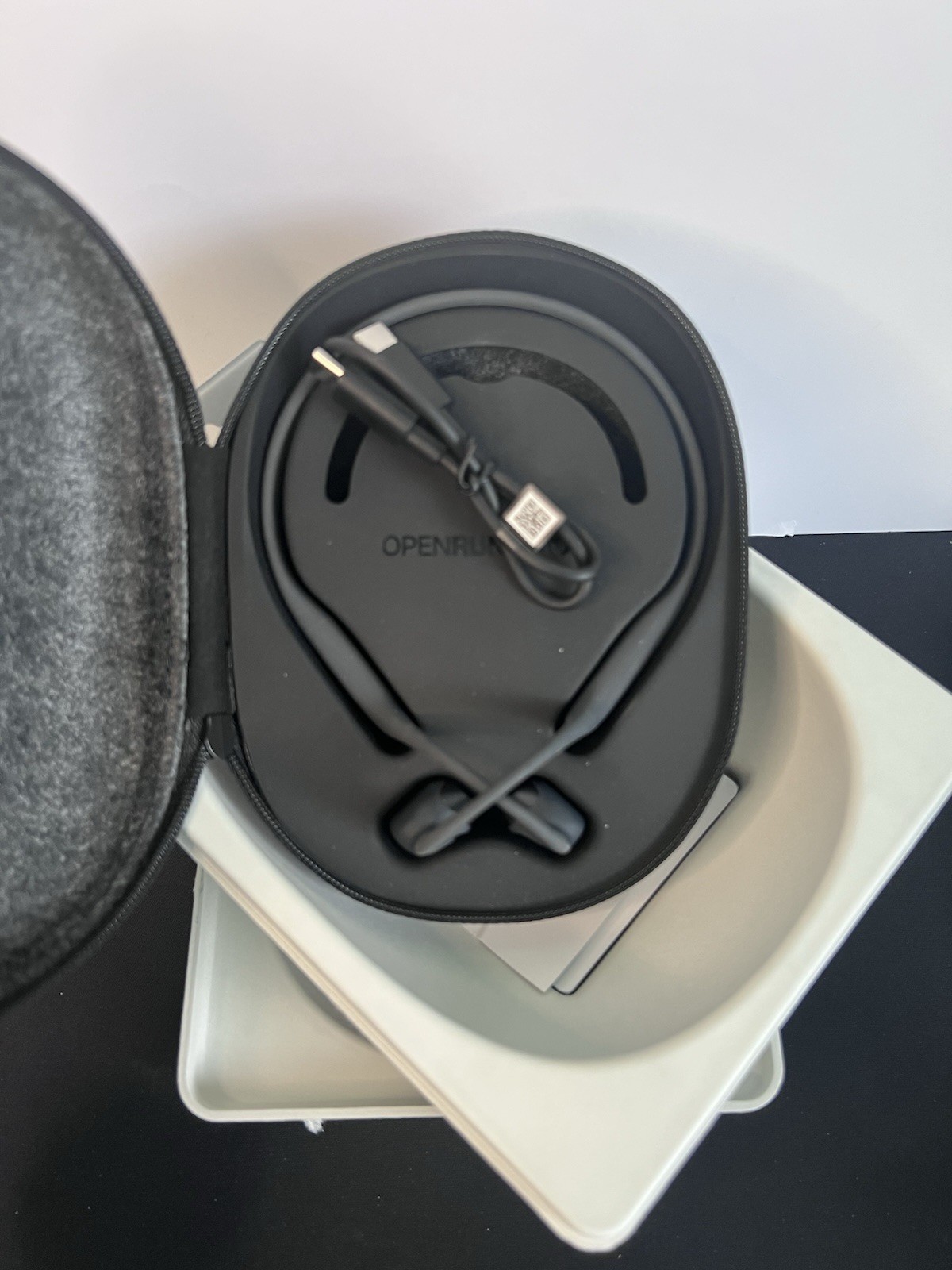 Shokz OpenRun Pro 2 Headphones With Case, USB-C Charging Cable Excellent