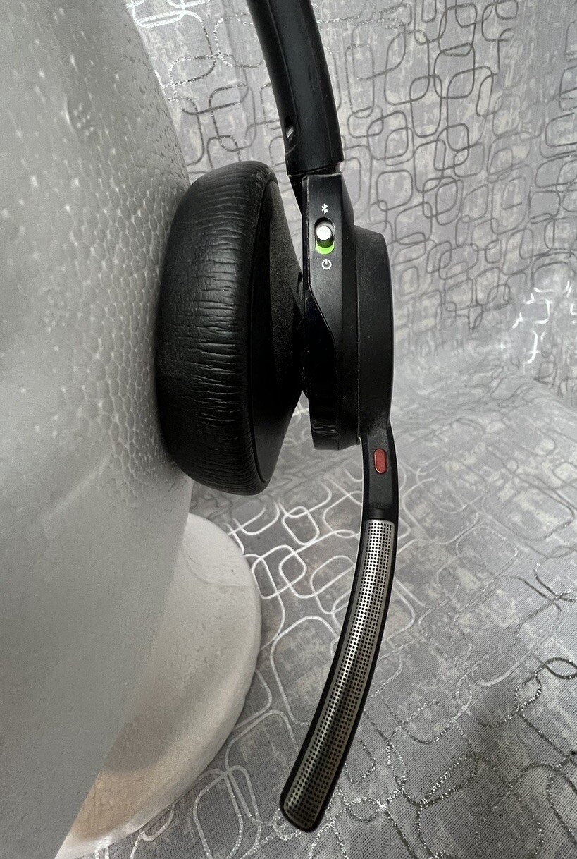 Plantronics B825 Voyager Focus UC Binaural Bluetooth Boom Headset w/ Charge Base