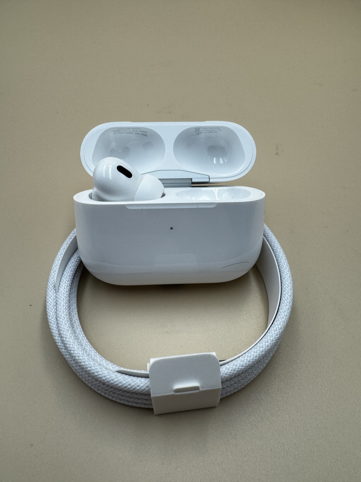 Apple AirPods Pro (2nd gen) (2023) White (with USB-C Case) MTJV3LL/A PC1711932