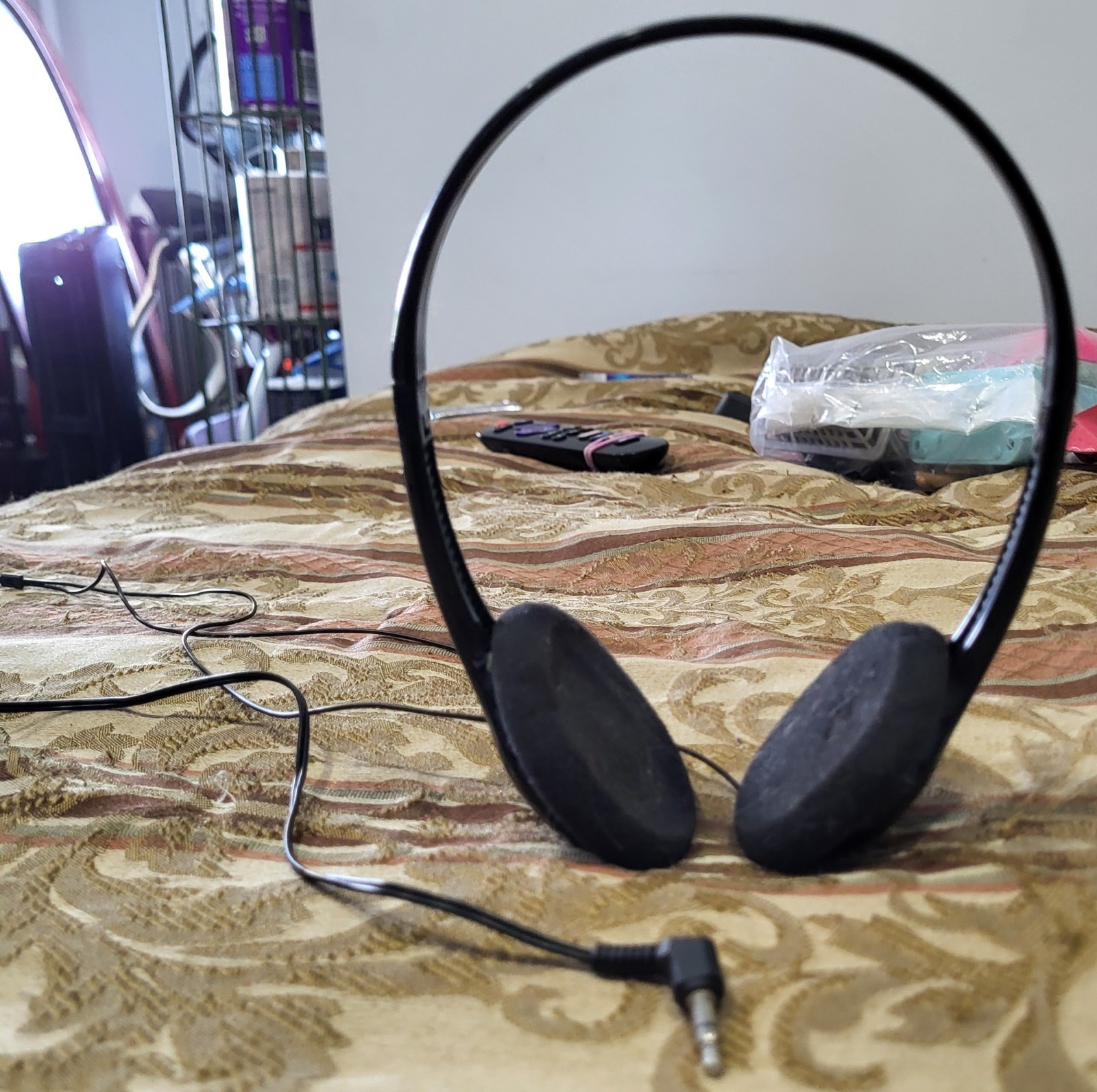 ONN On-Ear Headphones Lightweight Design and Adjustable 3.5mm Aux Plug 131407