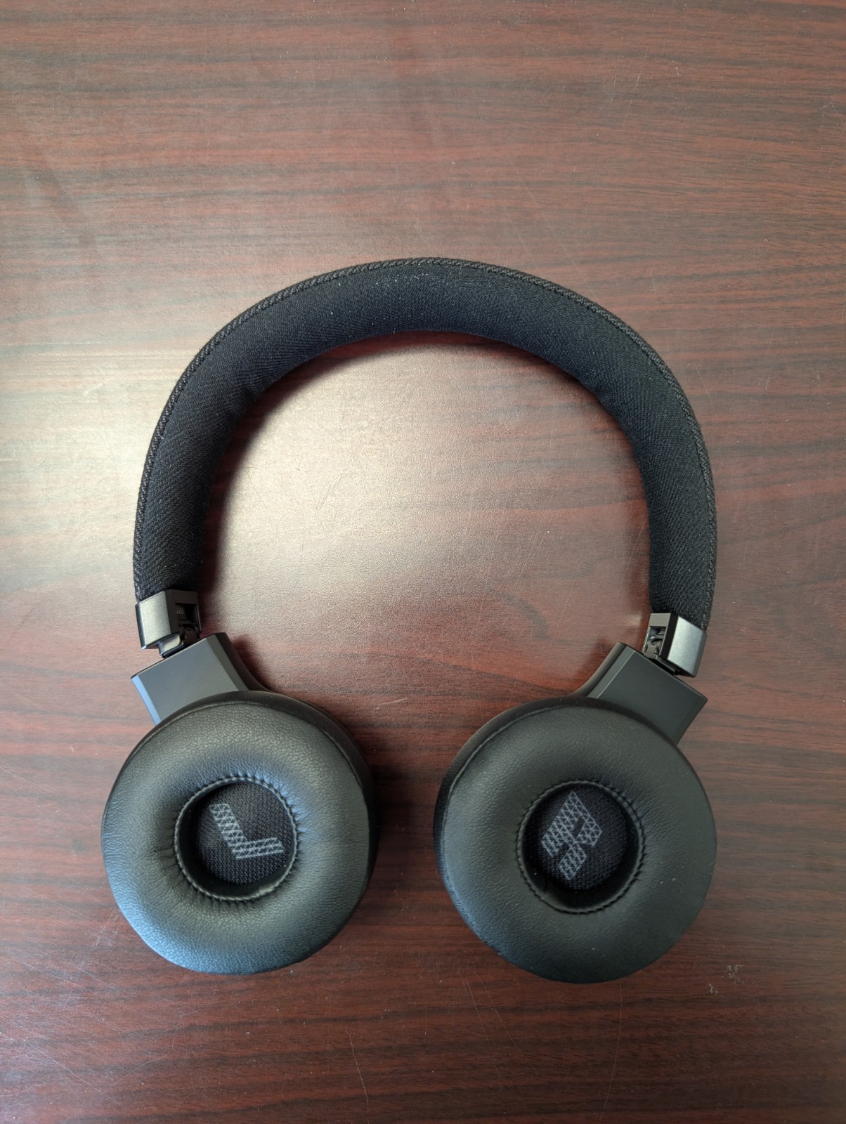 JBL Live 675NC wireless on-ear headphones