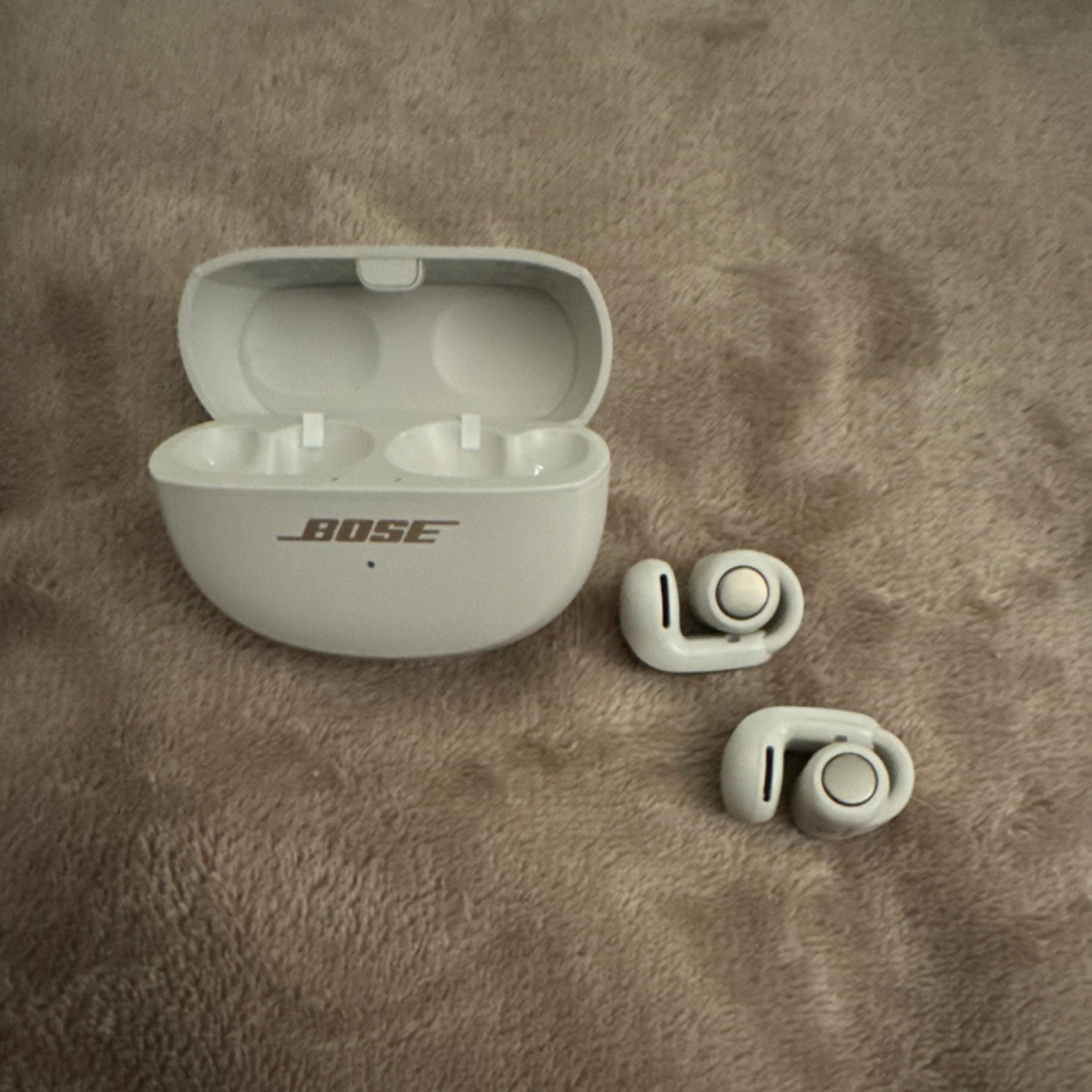 Bose Wireless In-Ear Earbuds White Bluetooth Model 438926 with Charging Case