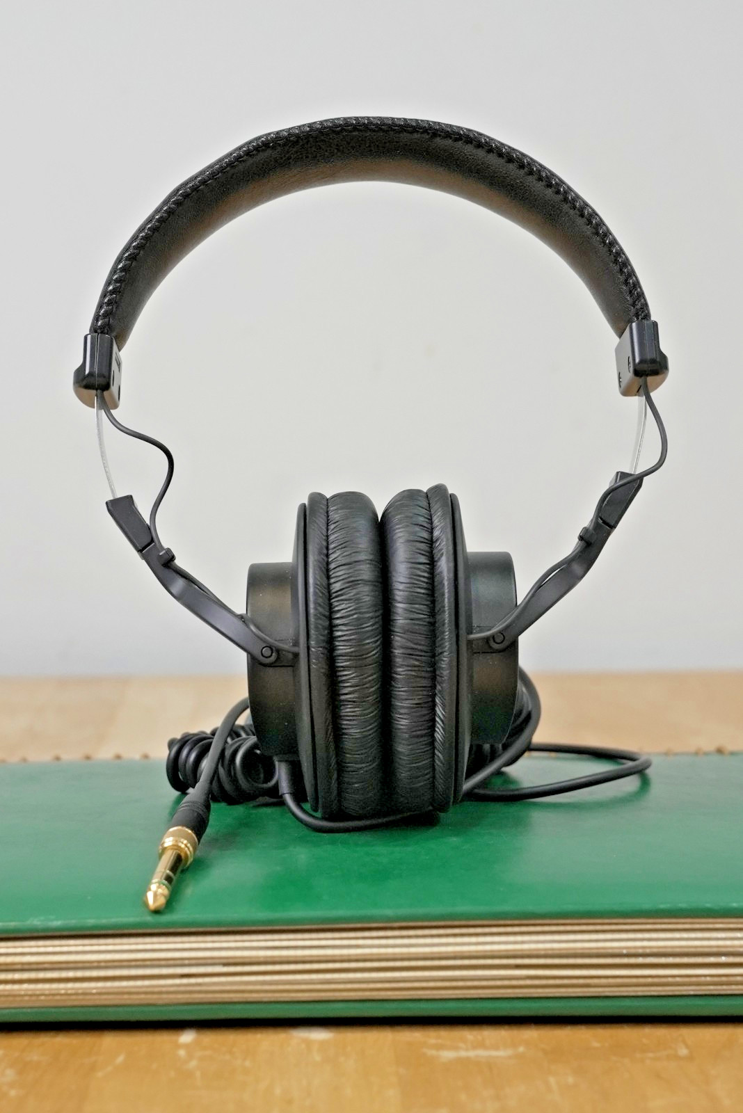Sony MDR-7506 Studio Headphones w/ coiled cable to 3.5mm/1/4″ plug NEAR MINT