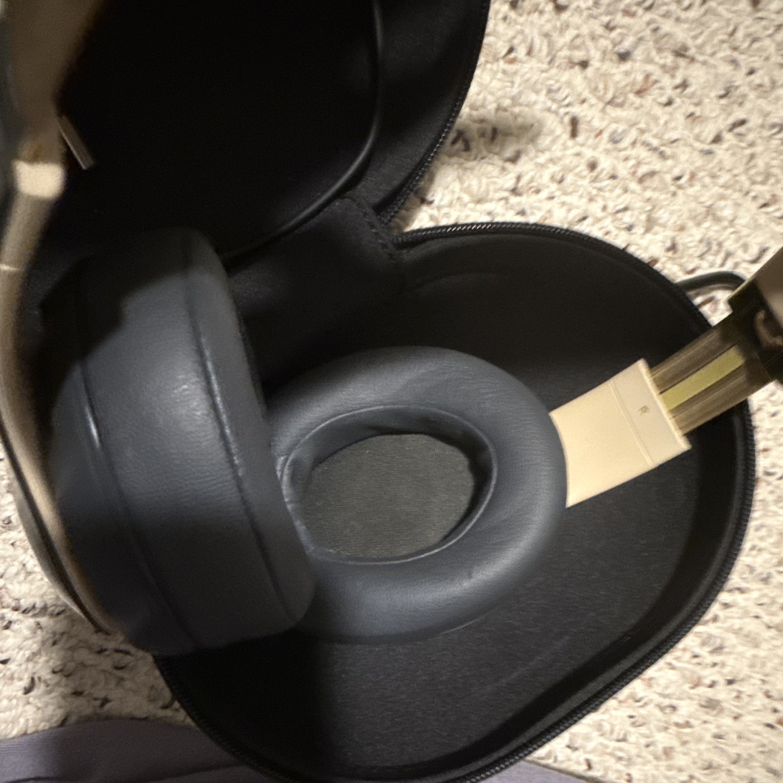 Beats Studio3 Wireless ANC Over-Ear Headphones Black/ Gold w/ Case and charger