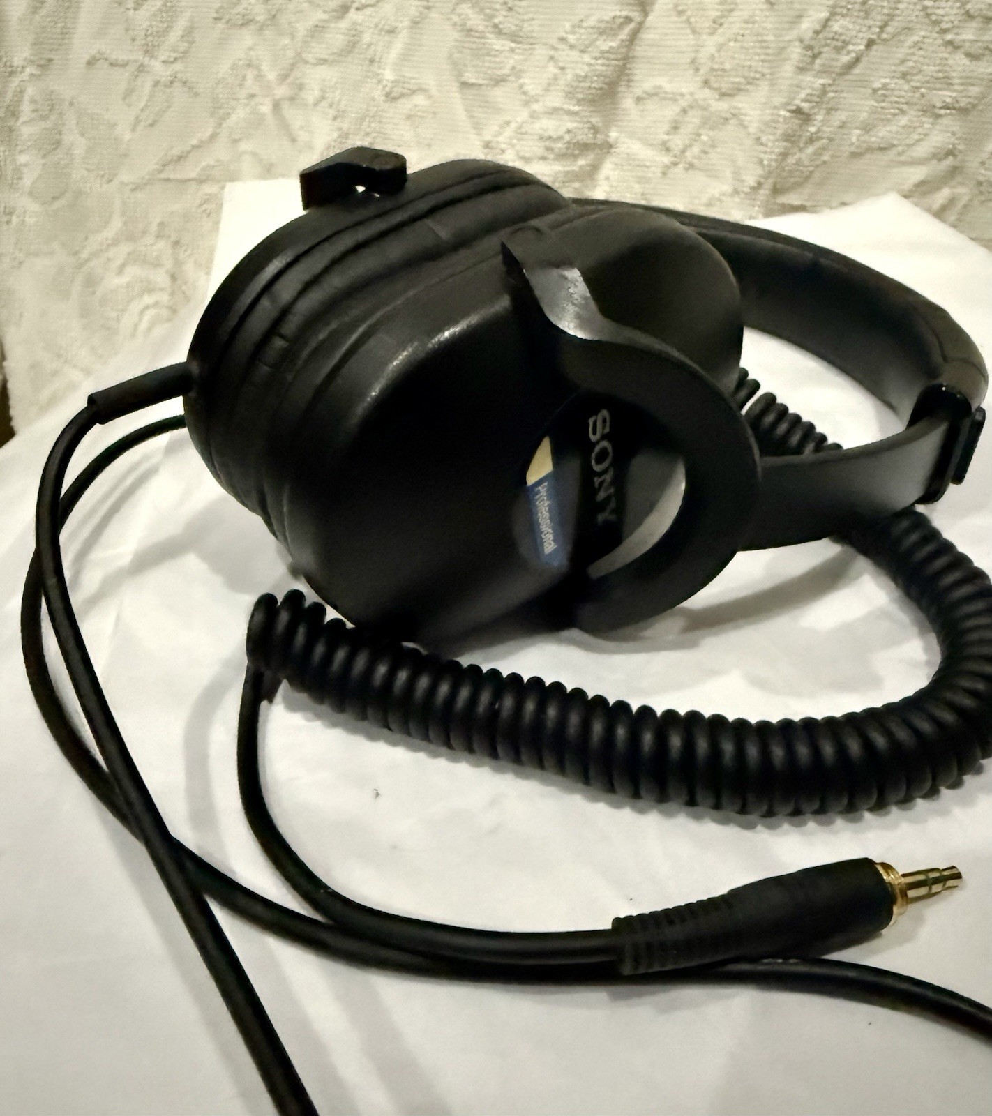 Sony MDR-V6 Over-Ear Studio Monitor Headphones 40mm Coiled 3.5mm Black