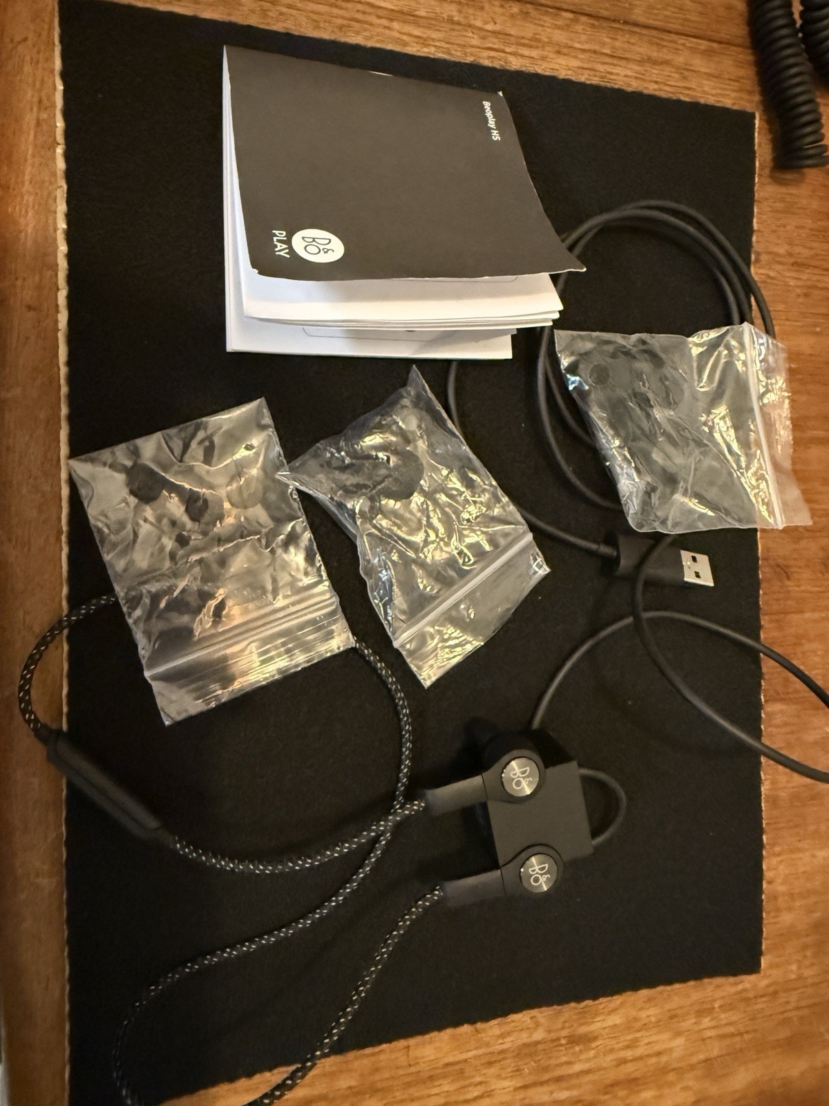 Bang & Olufsen Beoplay H5 Wireless Bluetooth Earbuds – Black. Tested! Read Desc