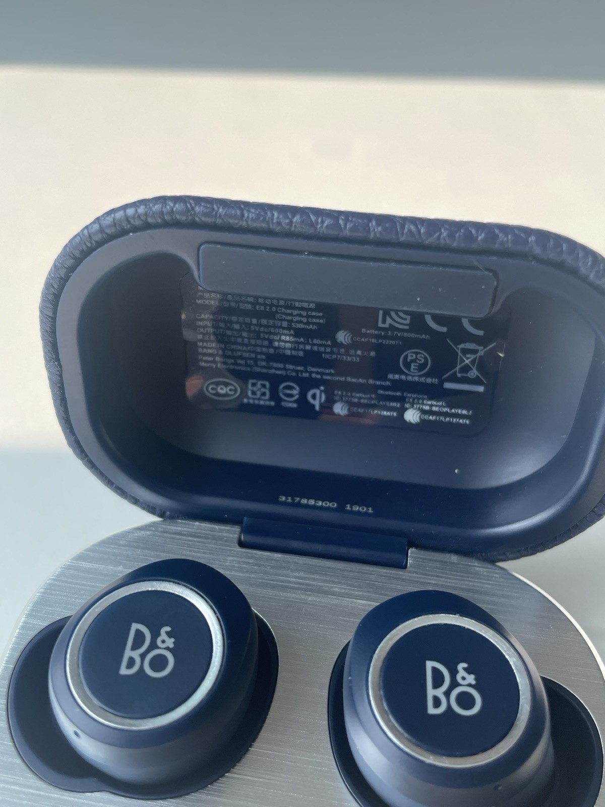 Bang & Olufsen Beoplay E8 2.0 True Wireless Earbuds – Navy Blue Leather Case