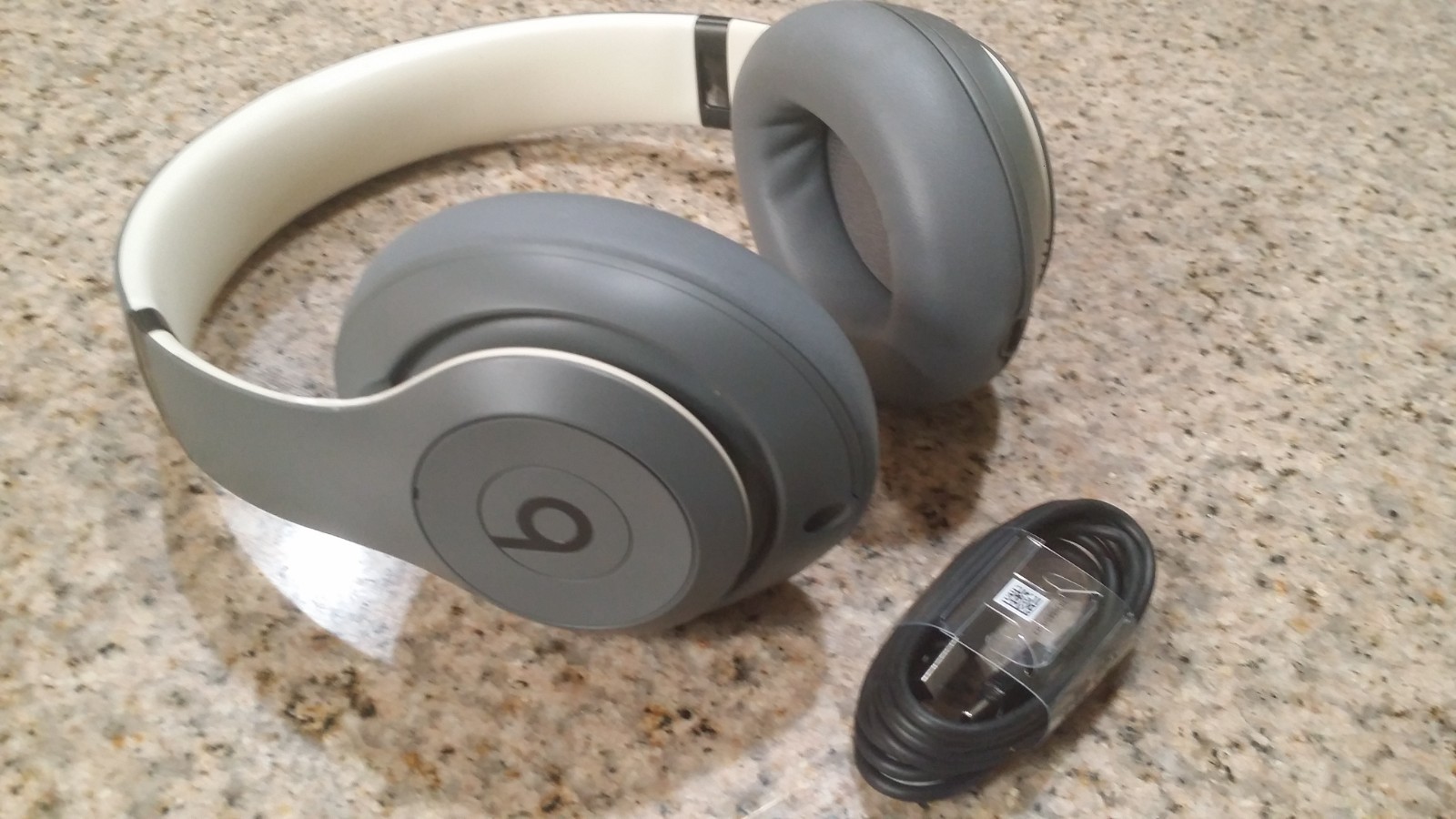 Beats by Dr. Dre Studio Pro Wireless Bluetooth Over-Ear headphones Gray colo