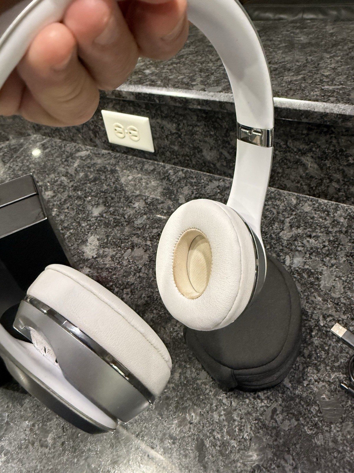 Beats by Dr. Dre Beats Solo3 Wireless On-Ear Headphones – White / Silver