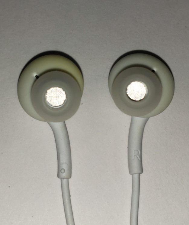 SAMSUNG AKG 3.5mm Jack In-Ear Headphones Earphones Earbuds w/ Microphone White